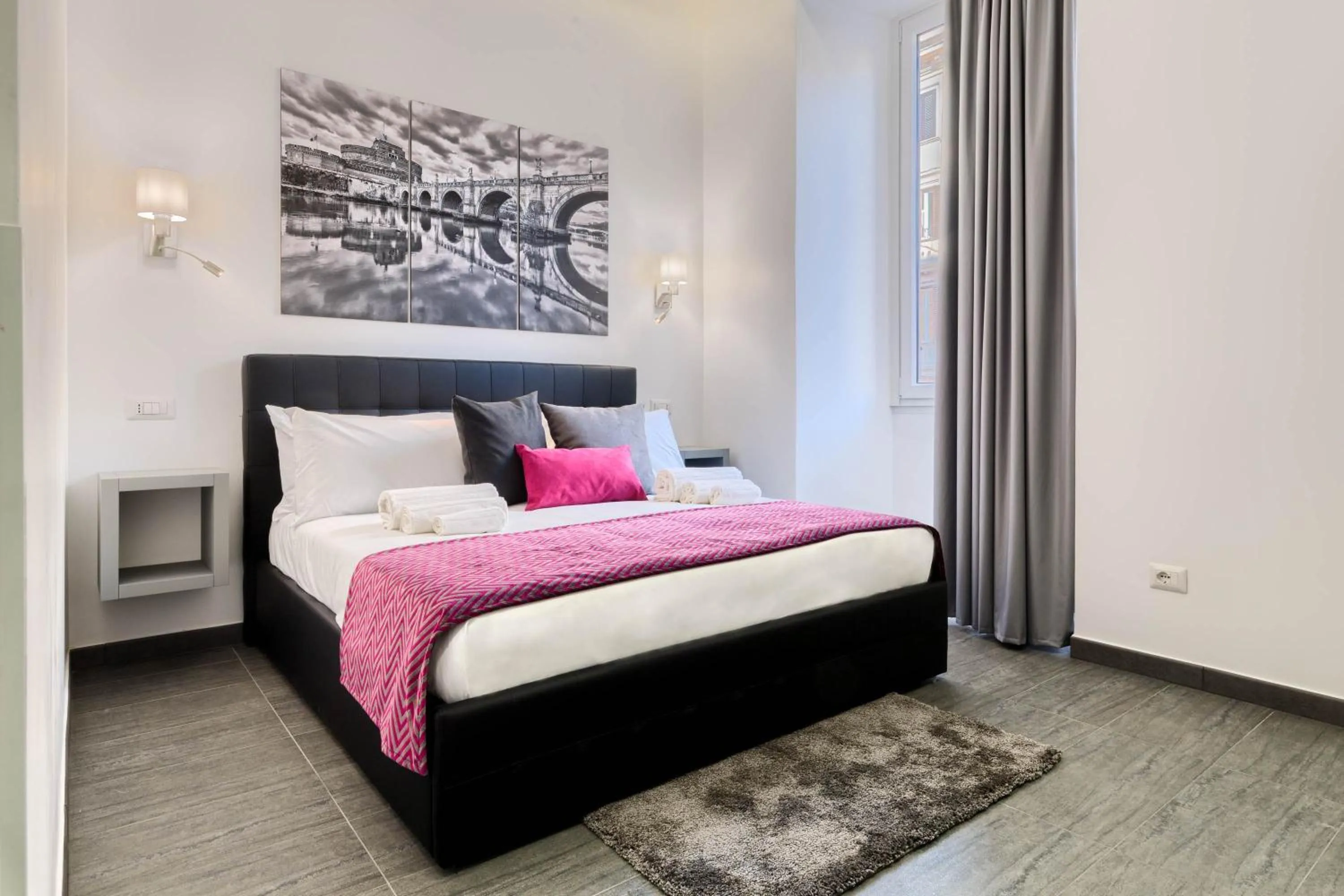 Photo of the whole room, Bed in Room 91-S. Peter