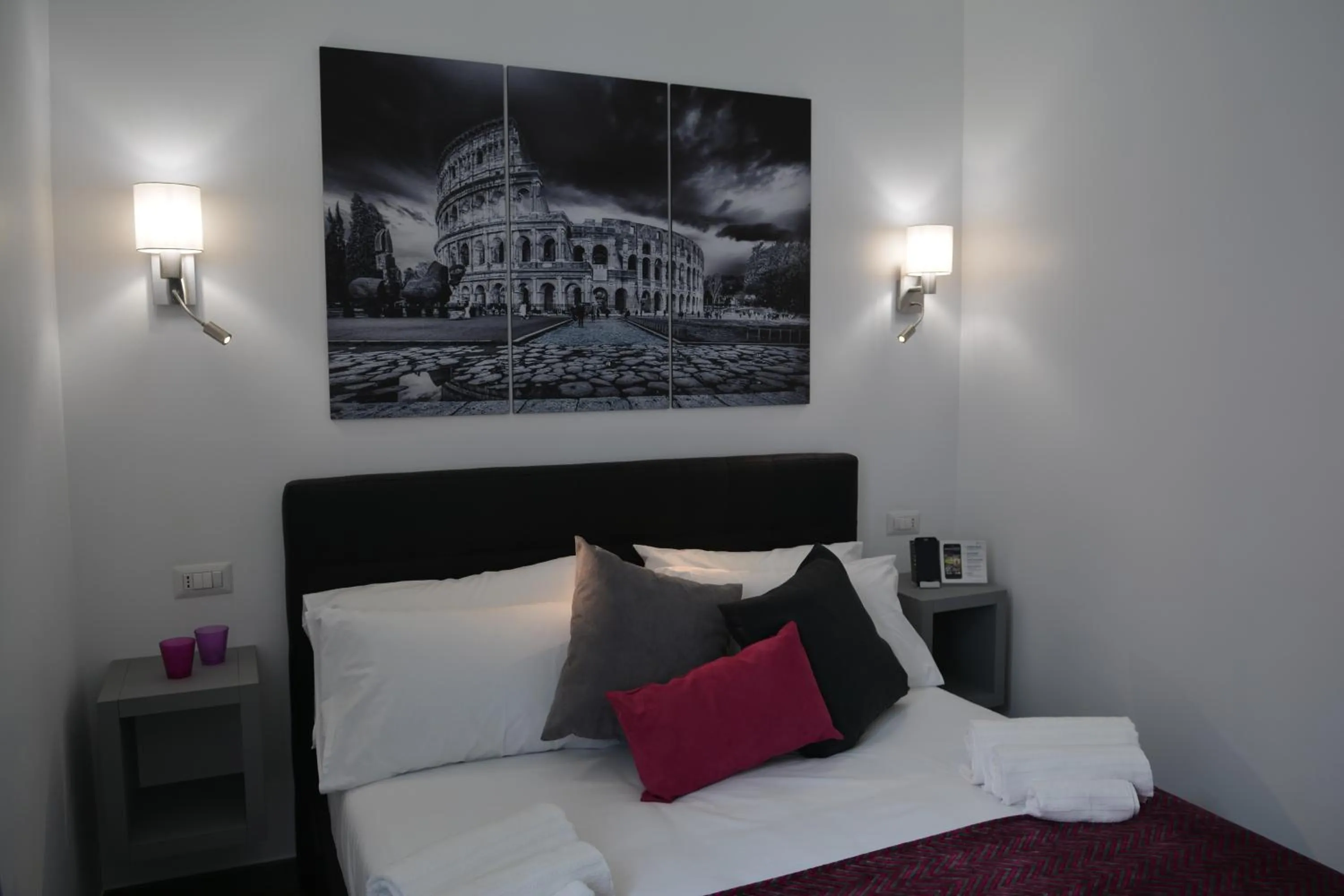 Photo of the whole room, Bed in Room 91-S. Peter