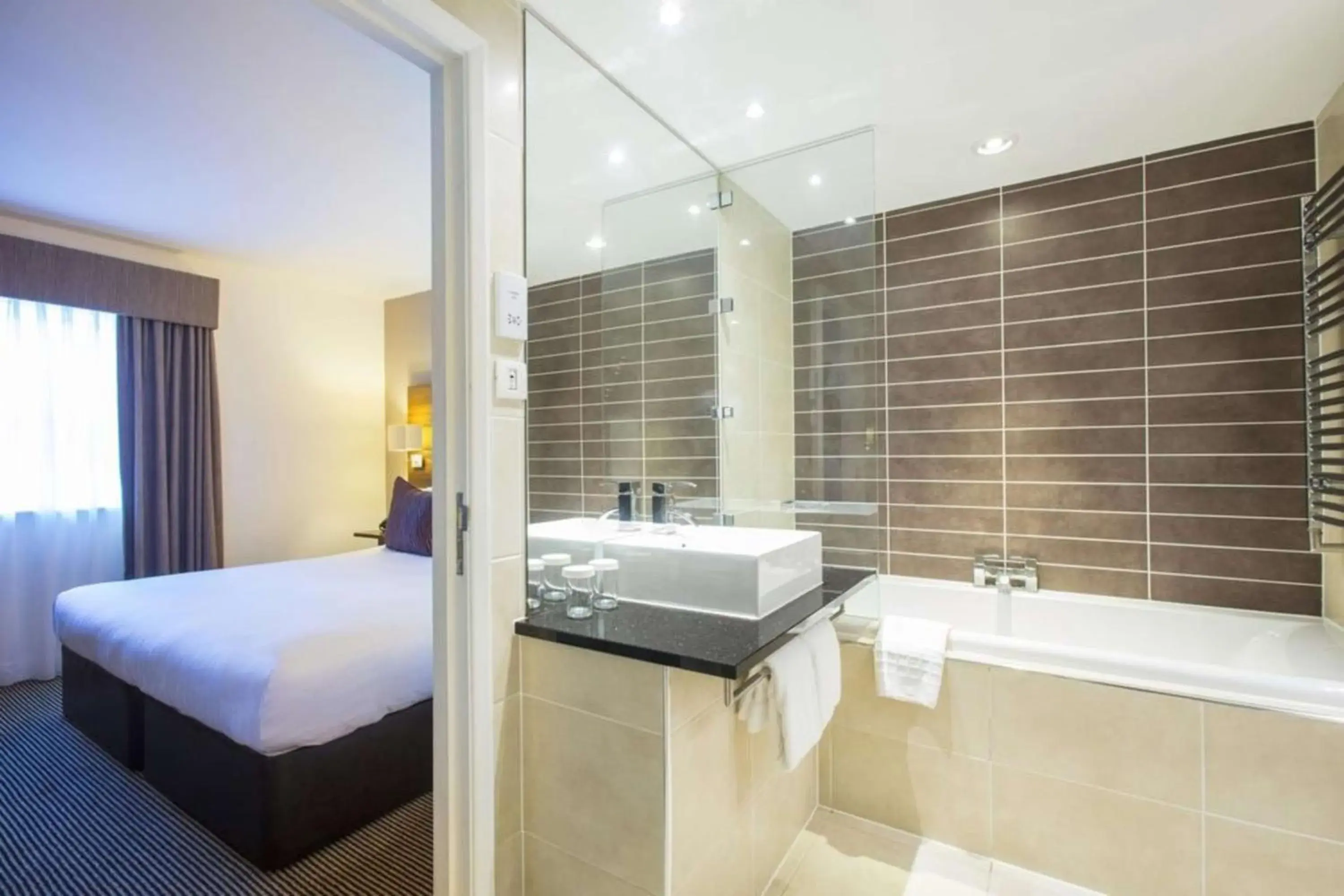 Toilet, Bed in DoubleTree by Hilton Chester Toilet, Bed in DoubleTree by Hilton Chester