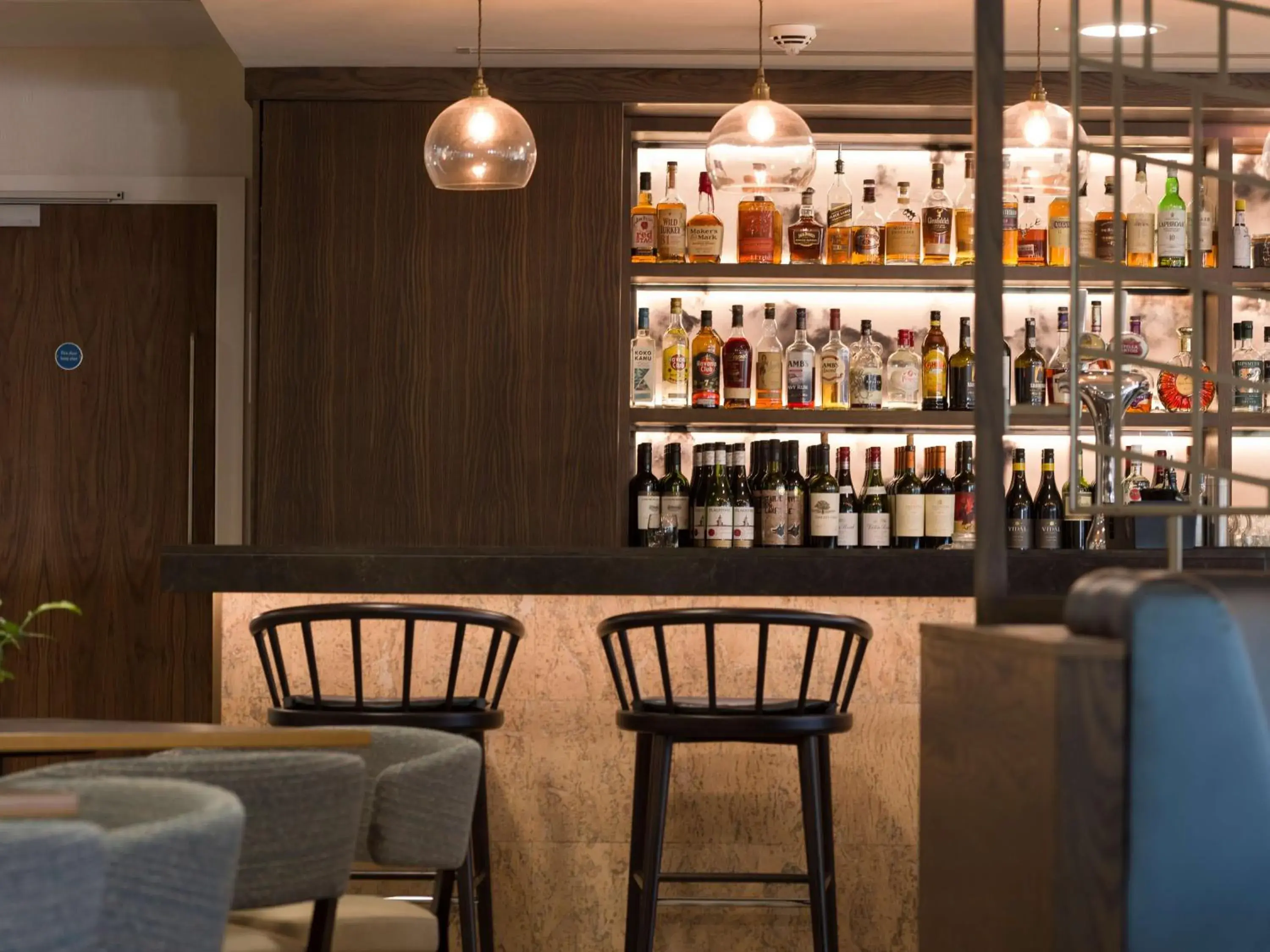 Lounge or bar in DoubleTree by Hilton Chester Lounge or bar in DoubleTree by Hilton Chester