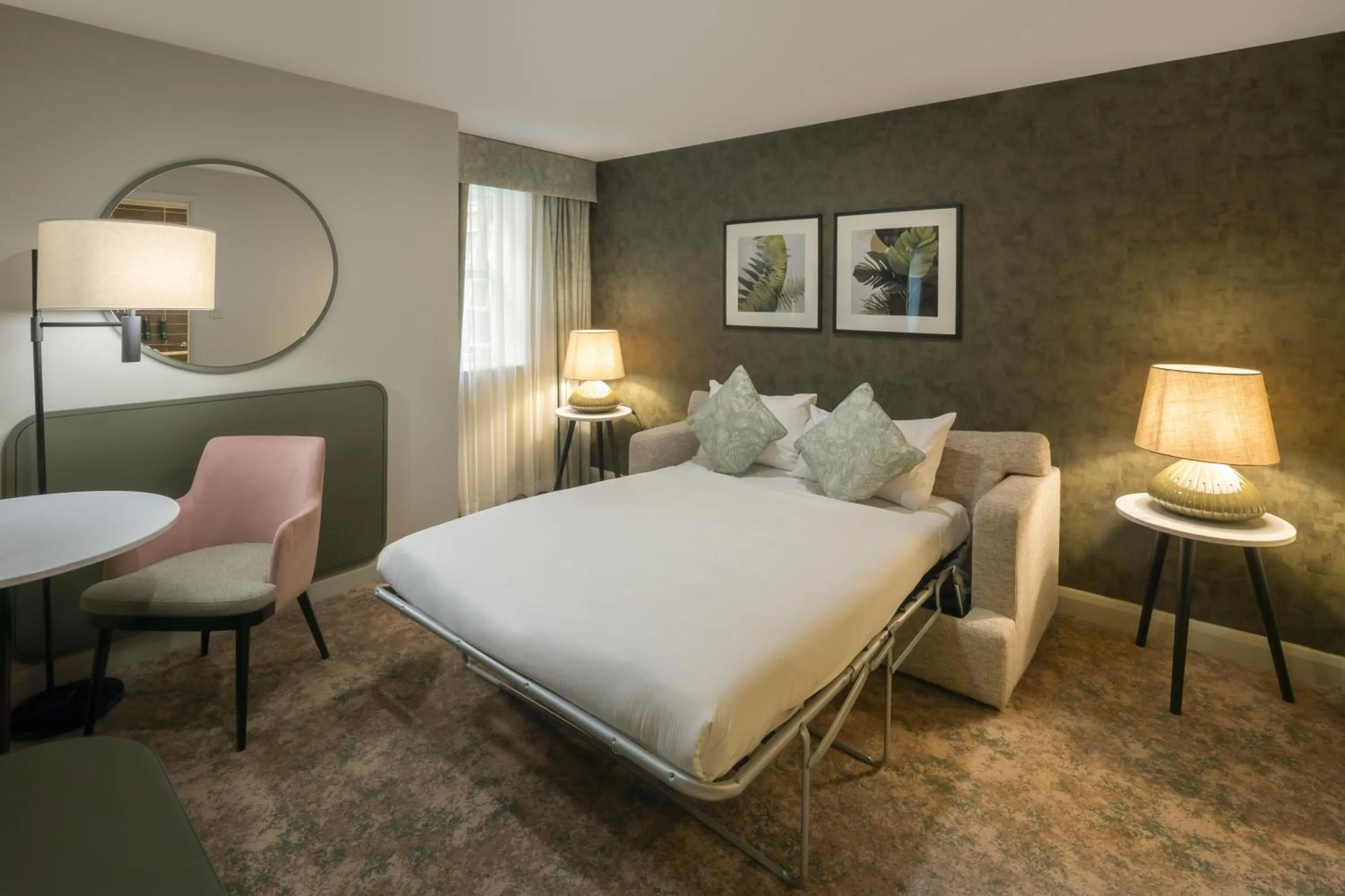 Living room, Bed in DoubleTree by Hilton Chester