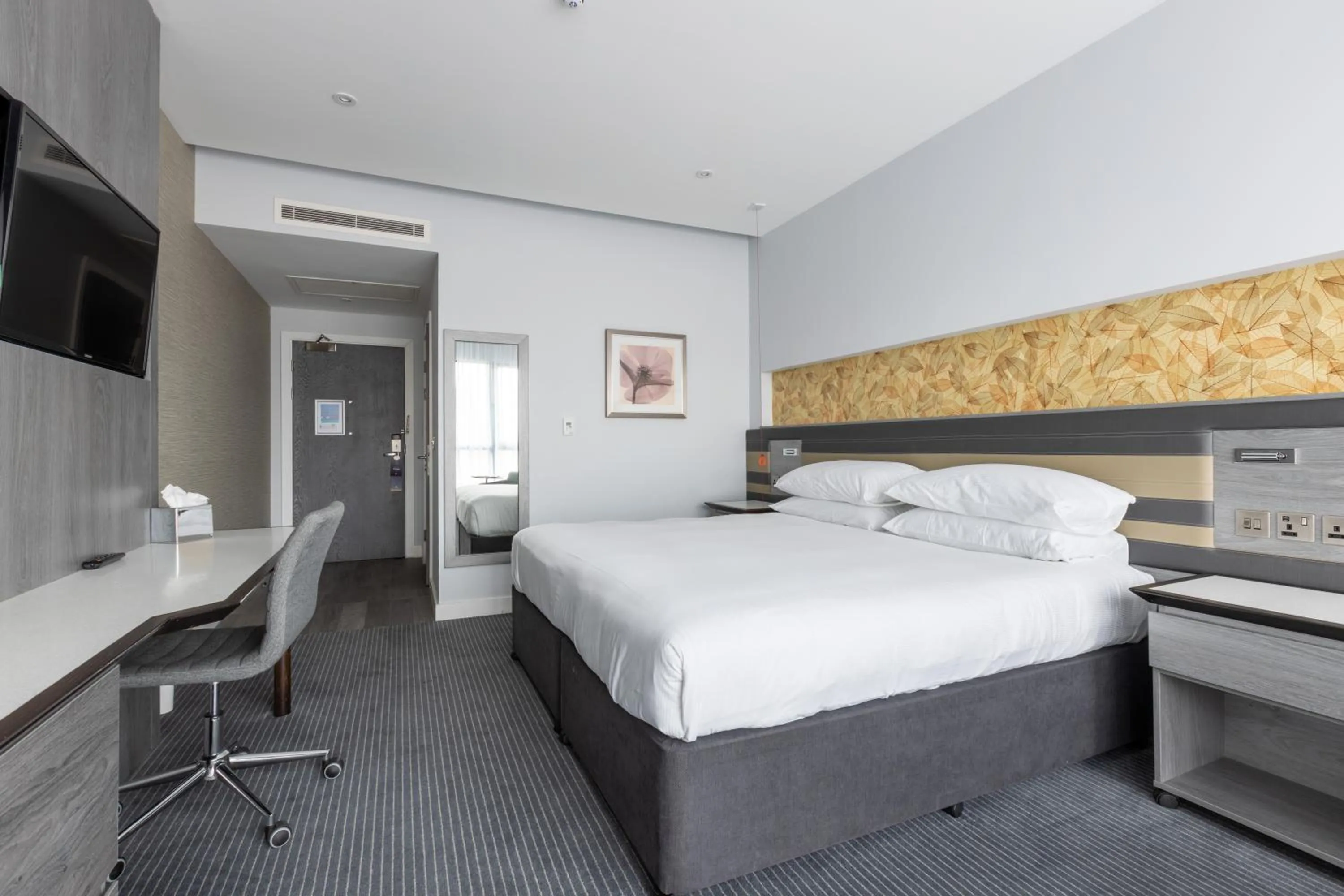 Bedroom, Bed in DoubleTree by Hilton Edinburgh - Queensferry Crossing