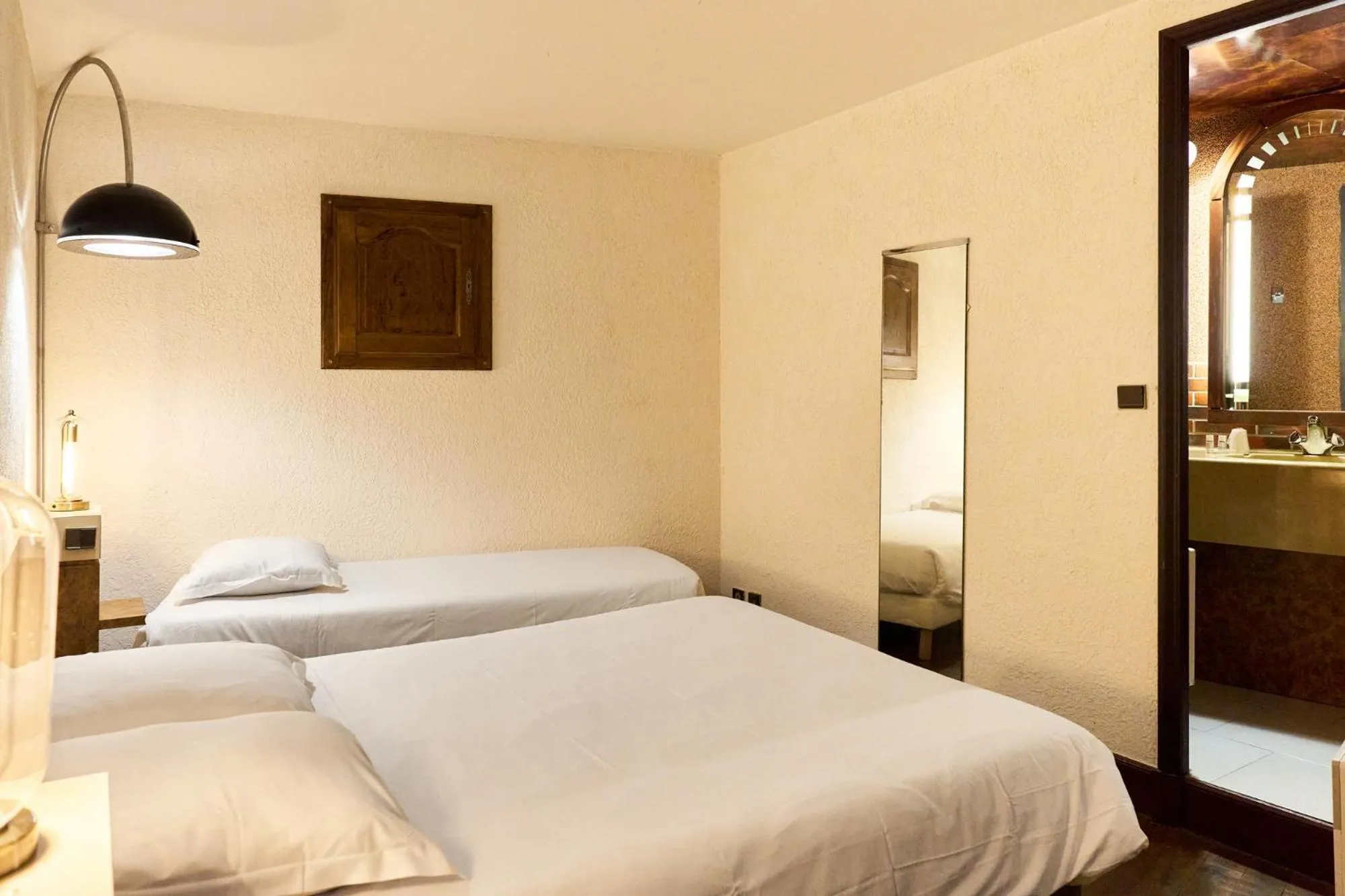 Bed in Aux Prisons de Montagny