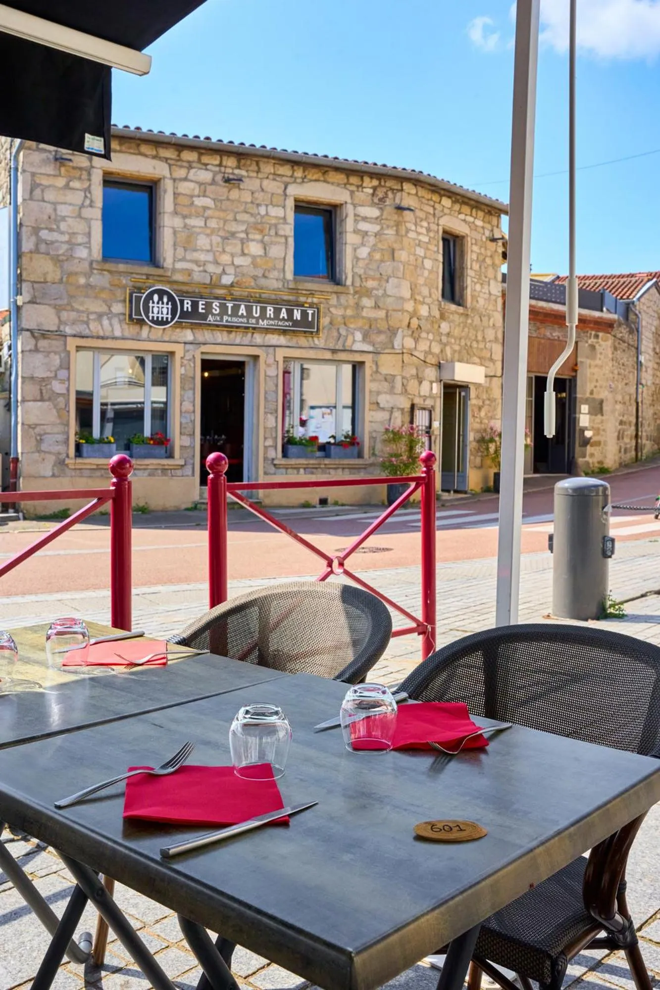 Patio in Aux Prisons de Montagny