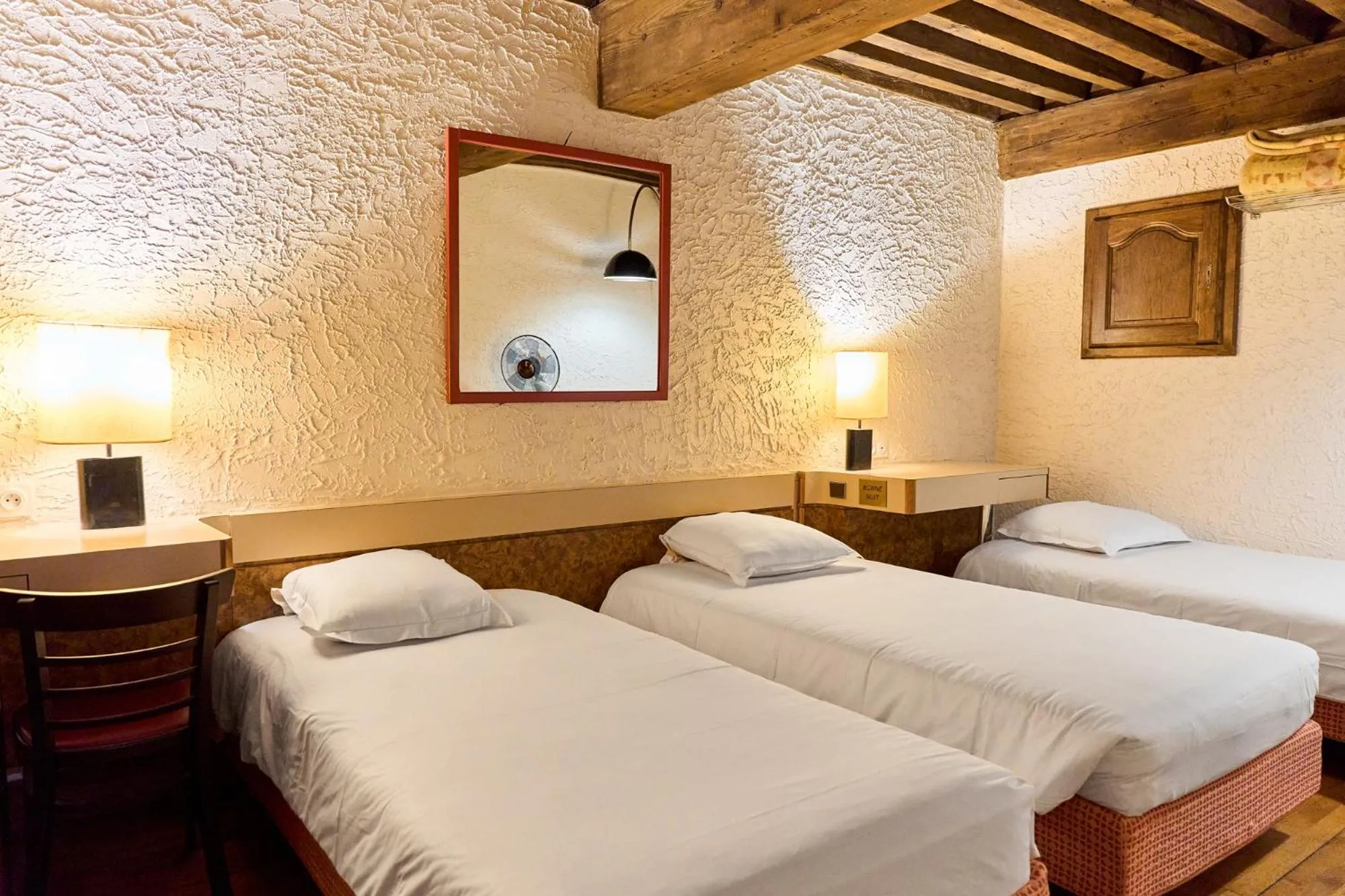 Bed in Aux Prisons de Montagny