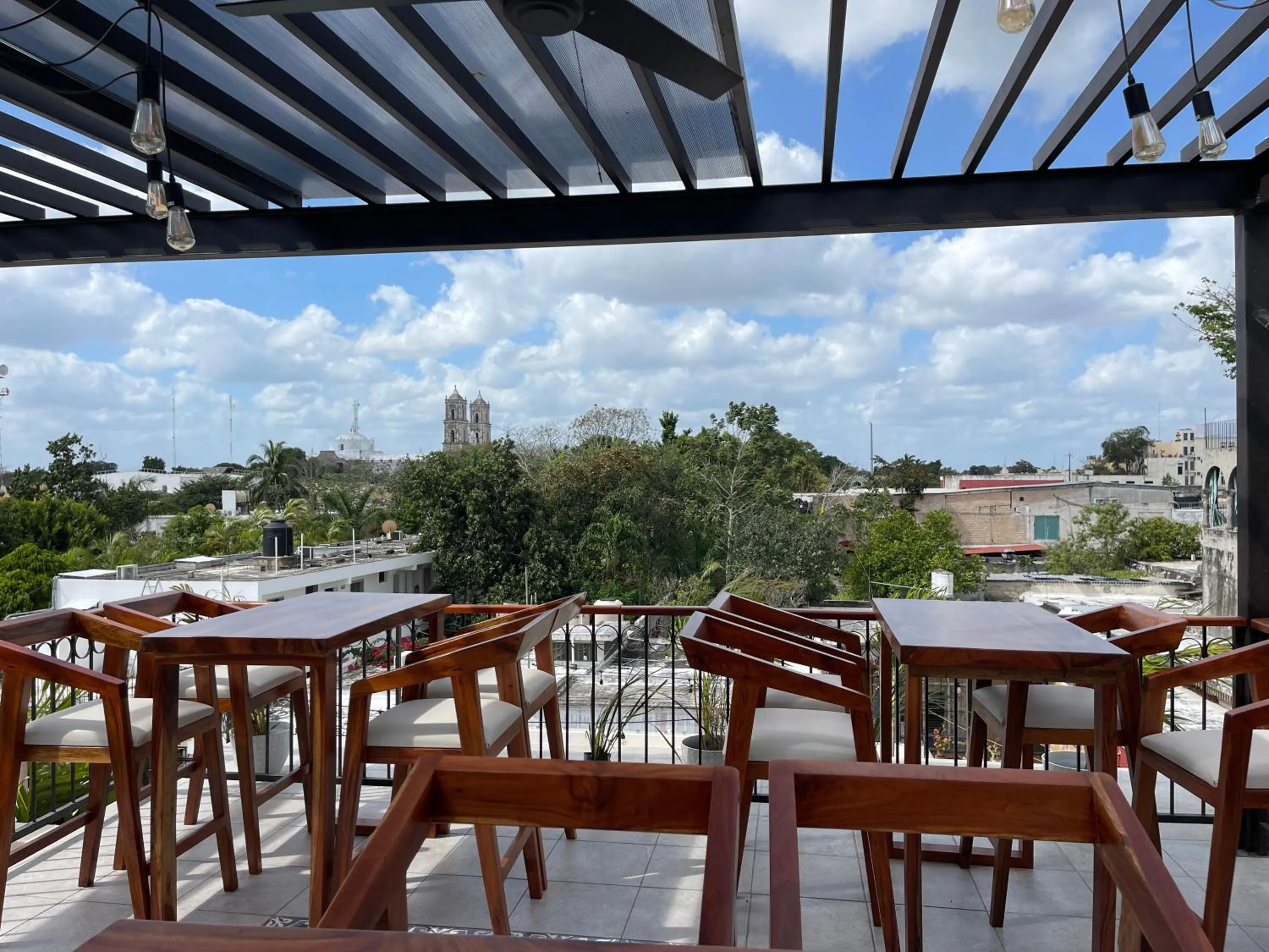 Restaurant/places to eat in Margarett Hotel