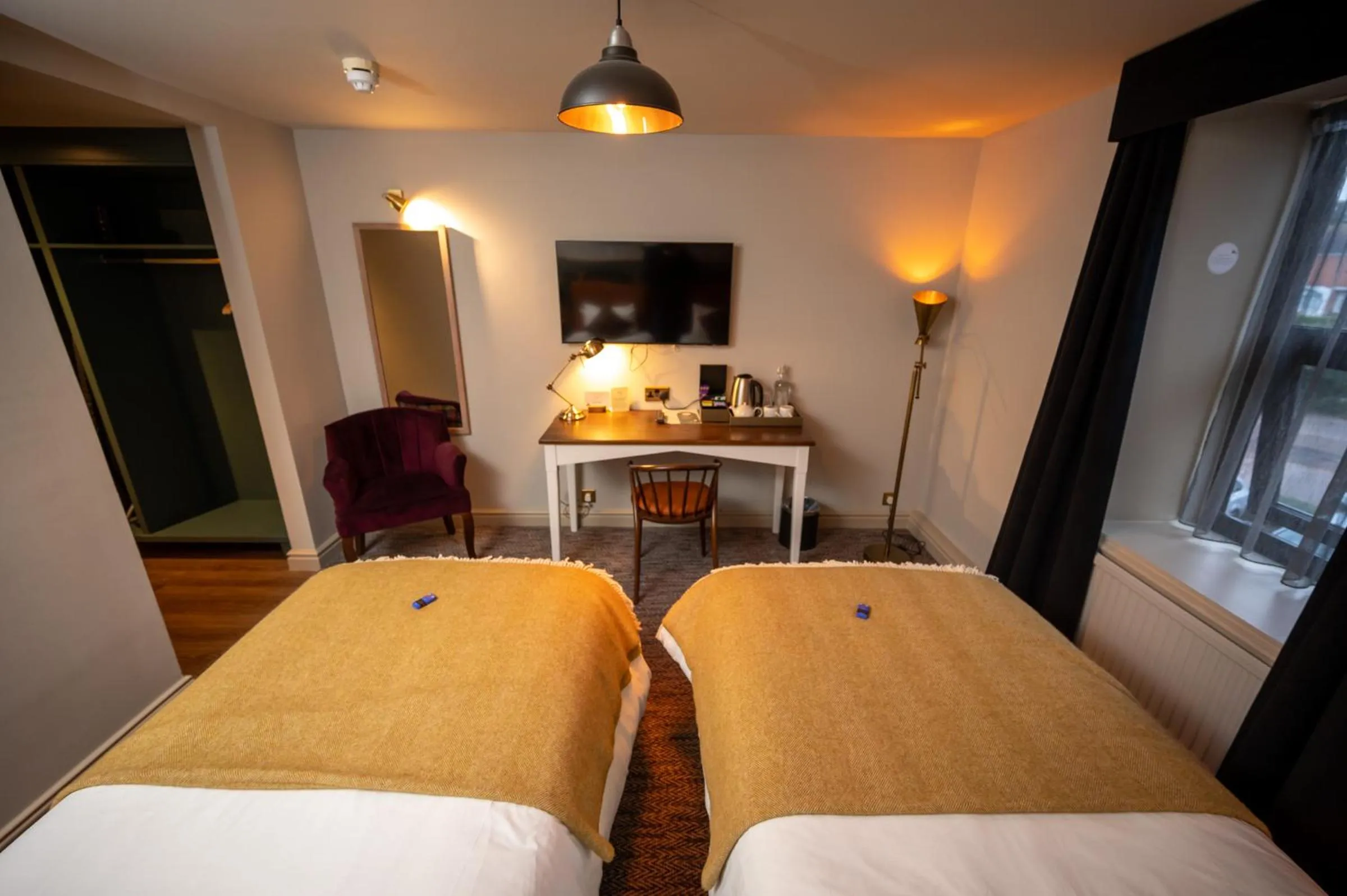 Bedroom, Bed in Green Man by Chef & Brewer Collection