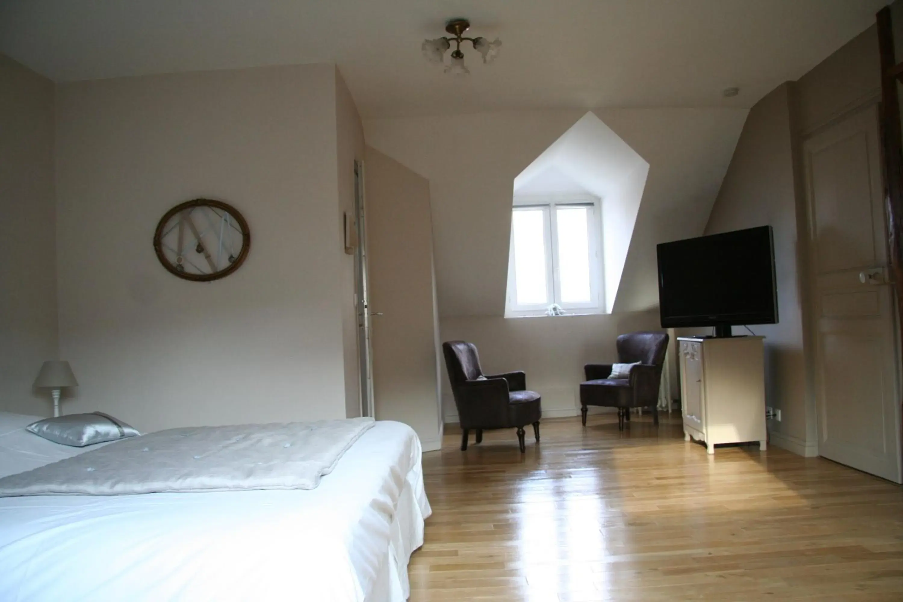 Double Room (or Twin on request) with Private Bathroom - single occupancy in Chambres d'hôtes Le Clos d'Hauteville Double Room (or Twin on request) with Private Bathroom - single occupancy in Chambres d'hôtes Le Clos d'Hauteville