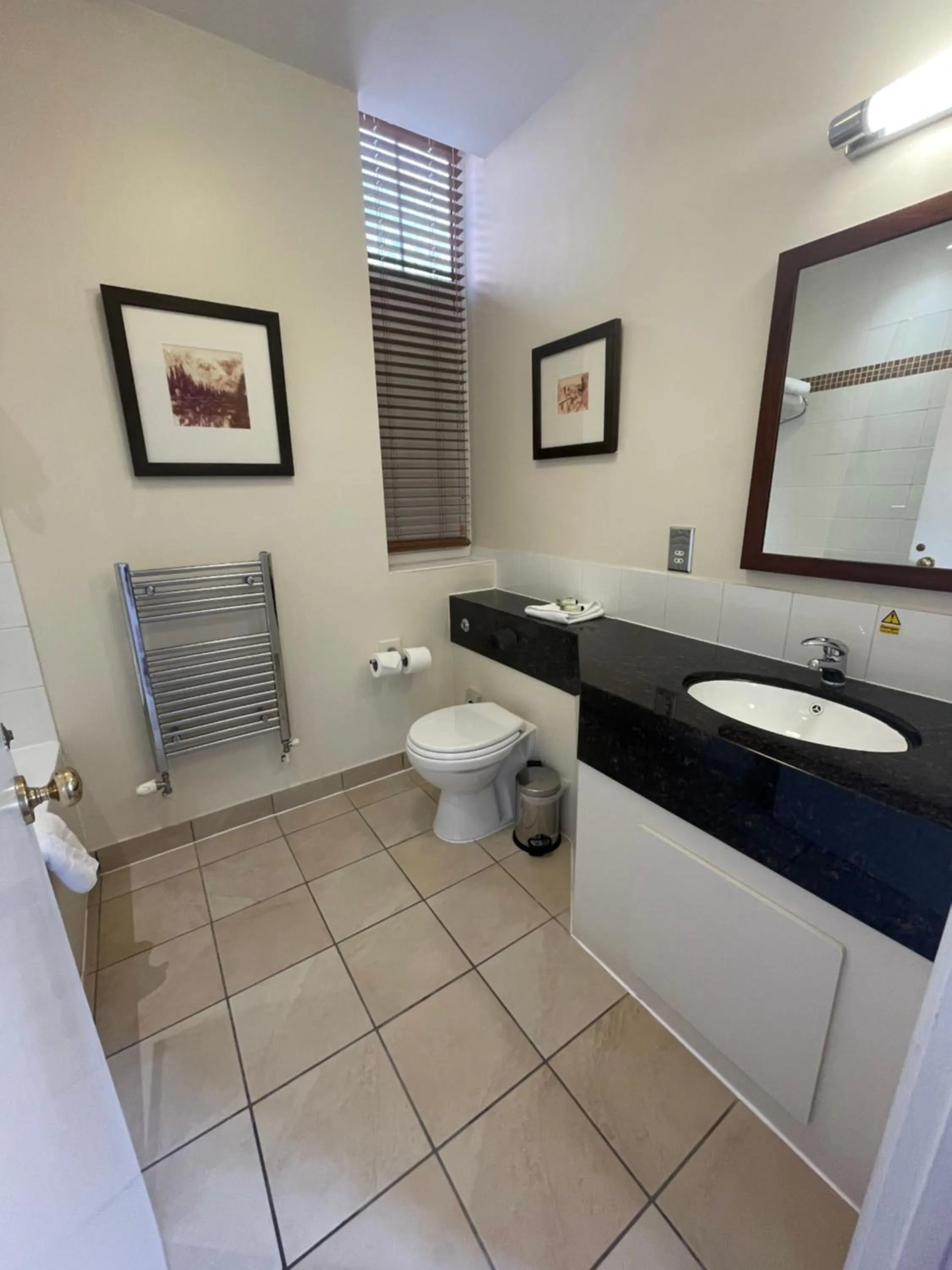 Bathroom in Clarion Hotel Charlecote Pheasant