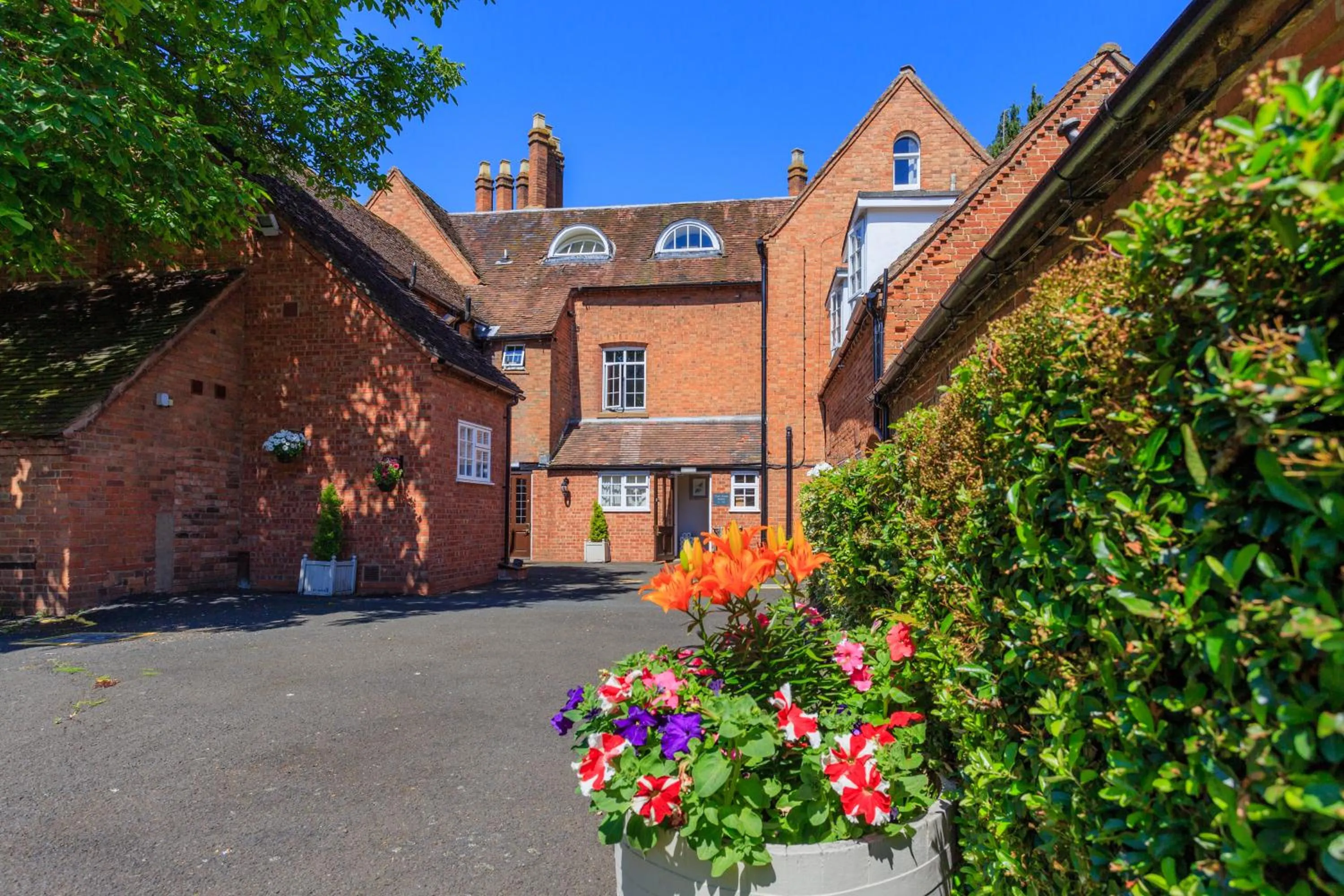 Facade/entrance in Clarion Hotel Charlecote Pheasant