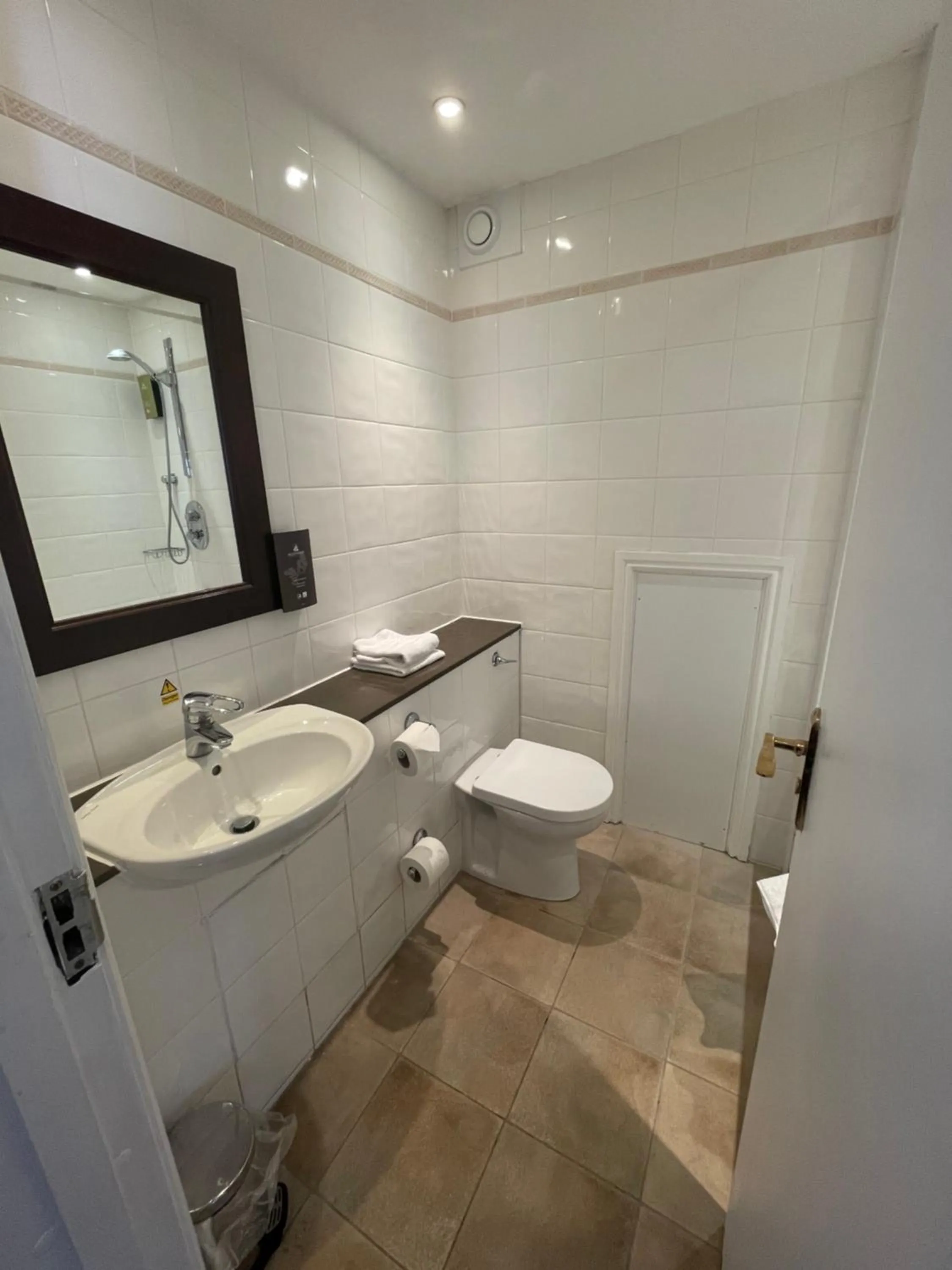 Bathroom in Clarion Hotel Charlecote Pheasant