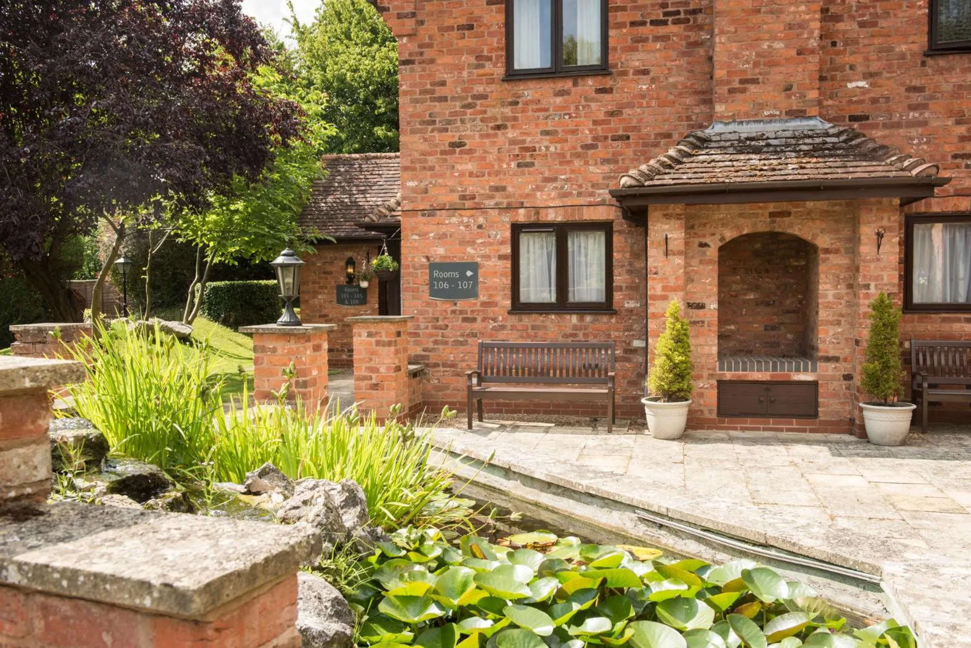 Facade/entrance in Clarion Hotel Charlecote Pheasant