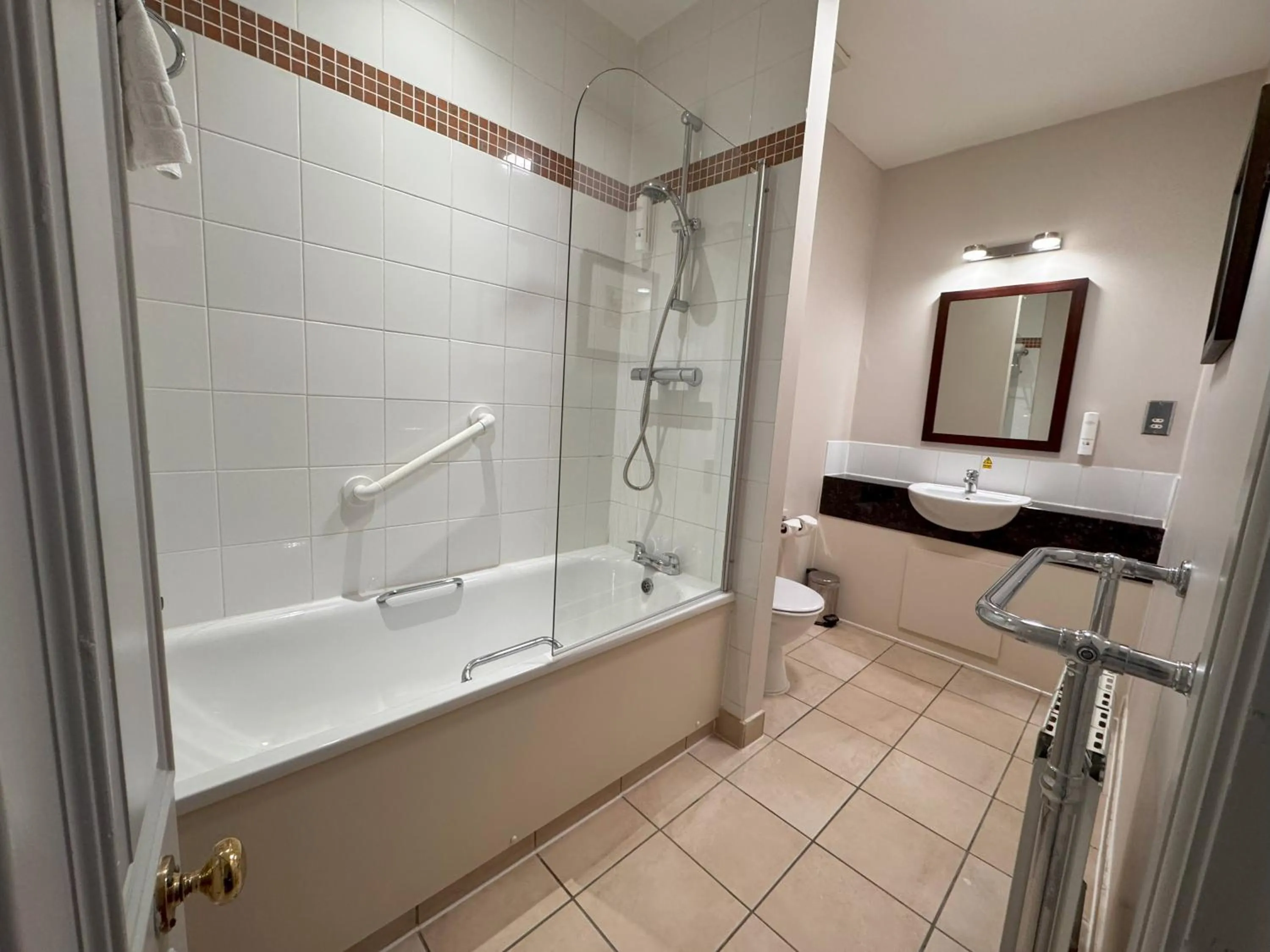 Bathroom in Clarion Hotel Charlecote Pheasant