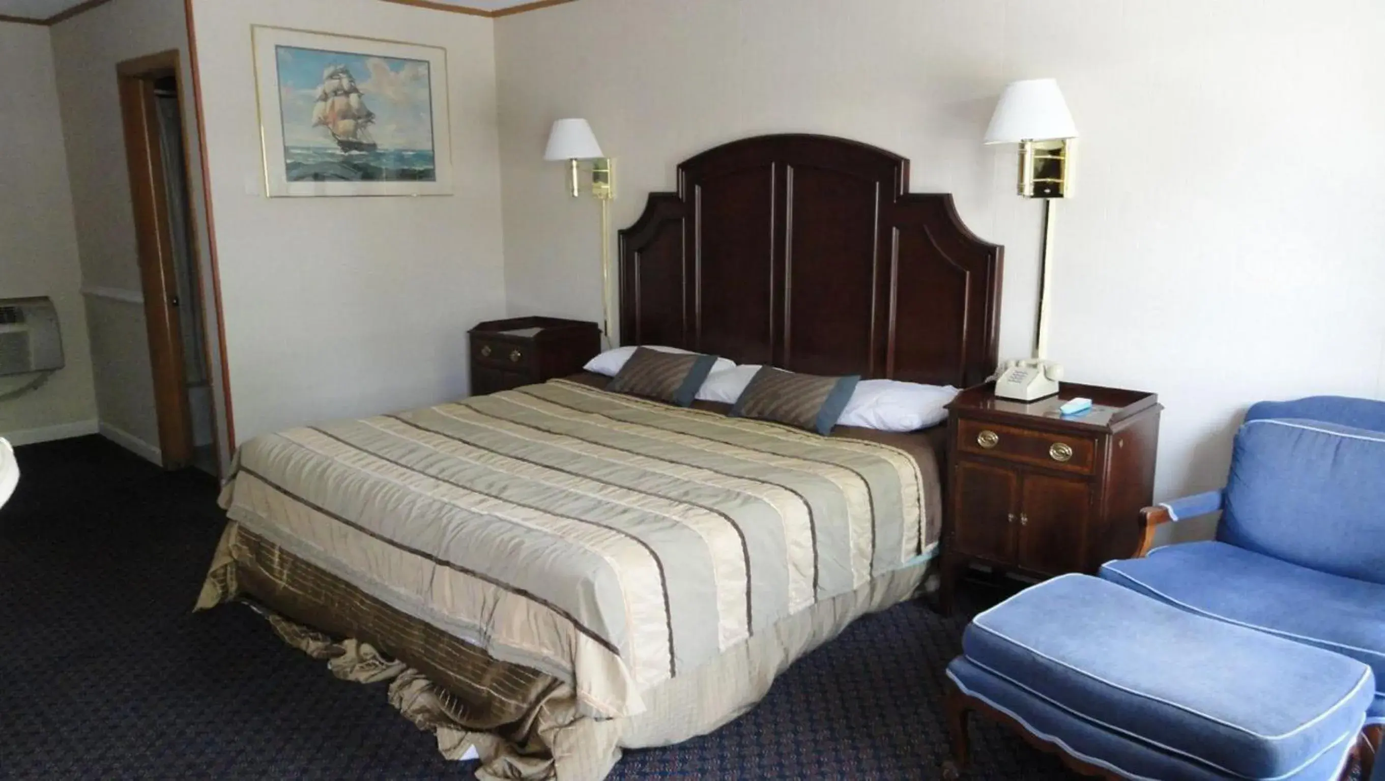 Bed in Harbor Base Inn Bed in Harbor Base Inn