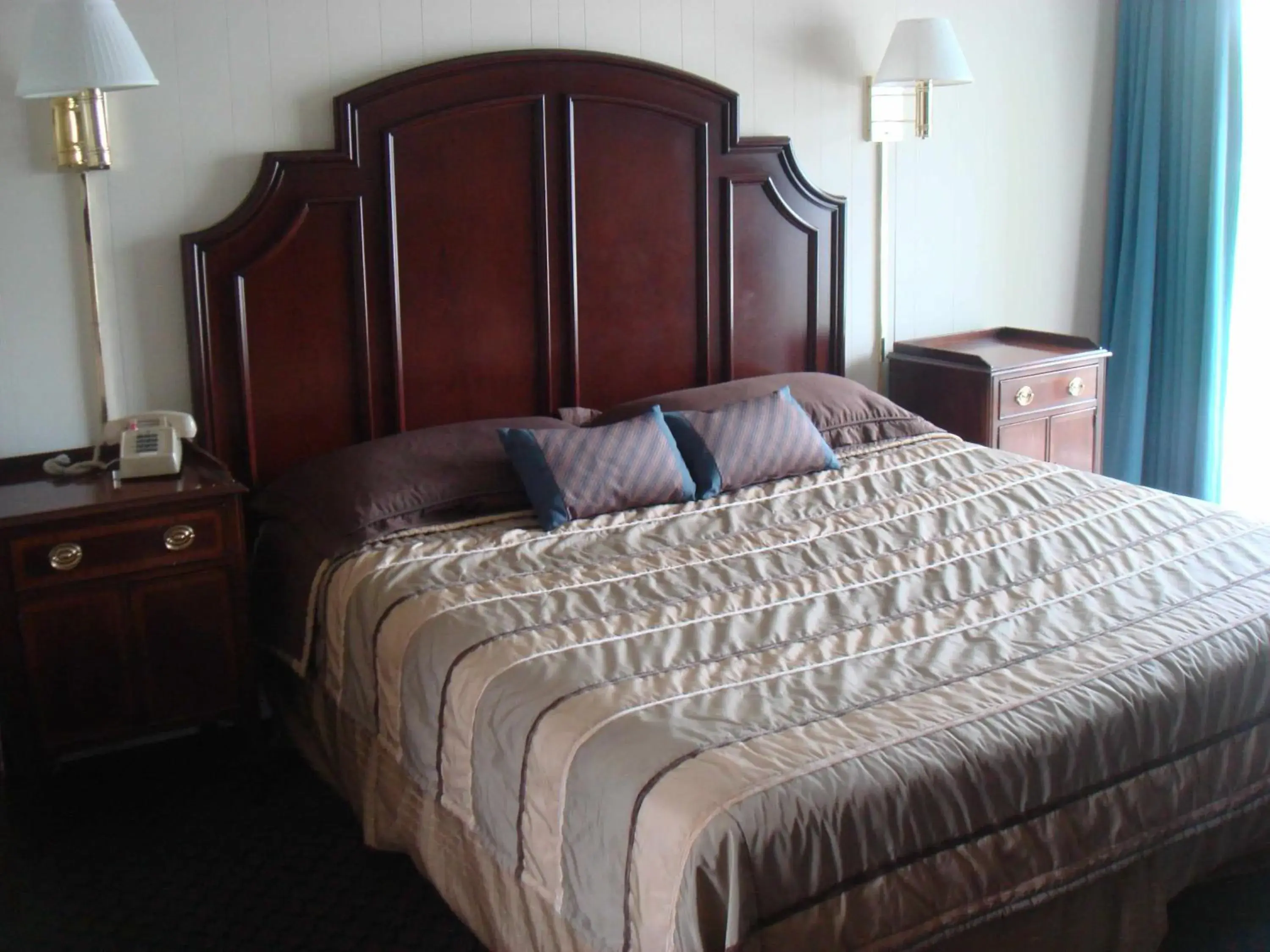 Bed in Harbor Base Inn Bed in Harbor Base Inn