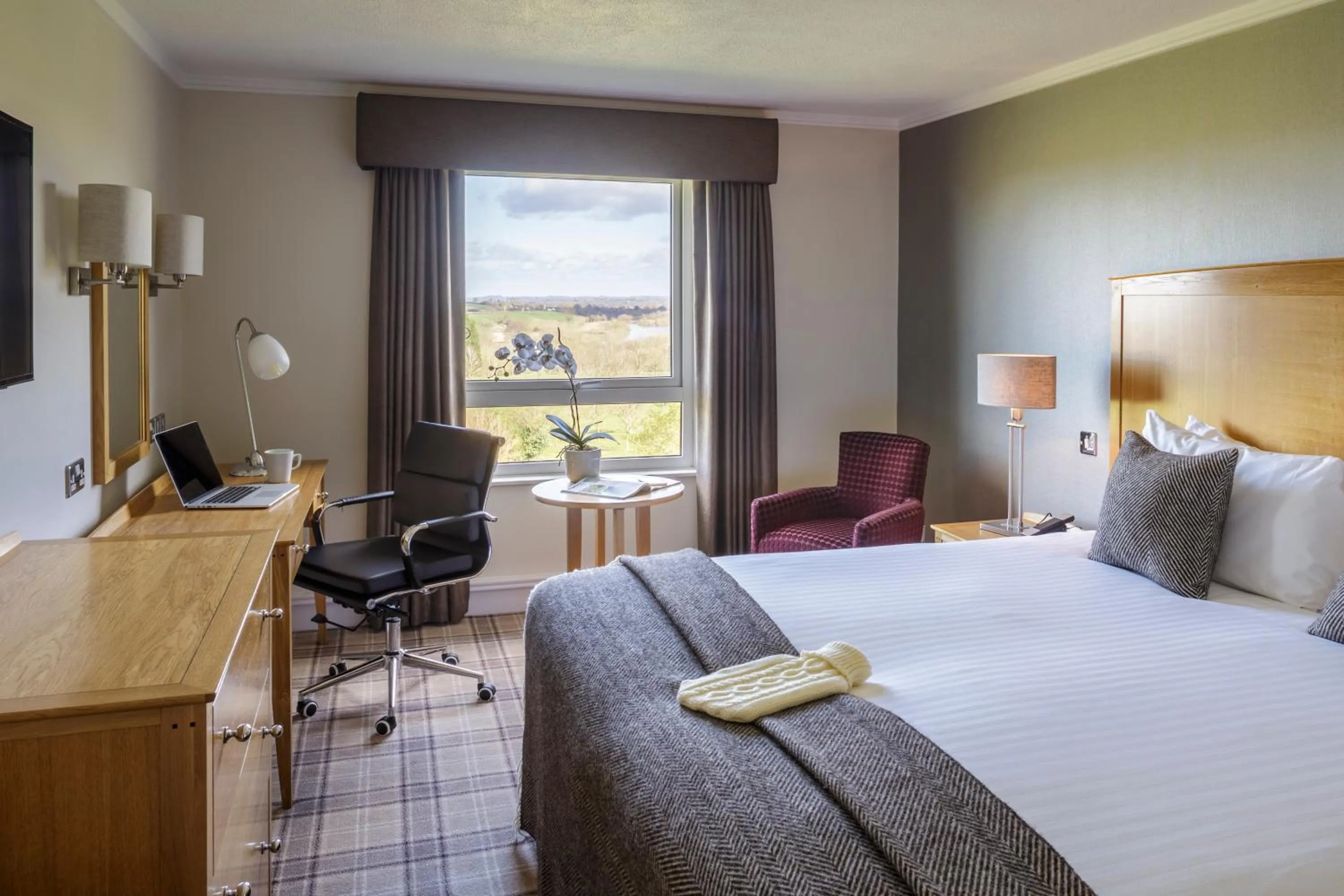 Photo of the whole room, Bed in Tewkesbury Park