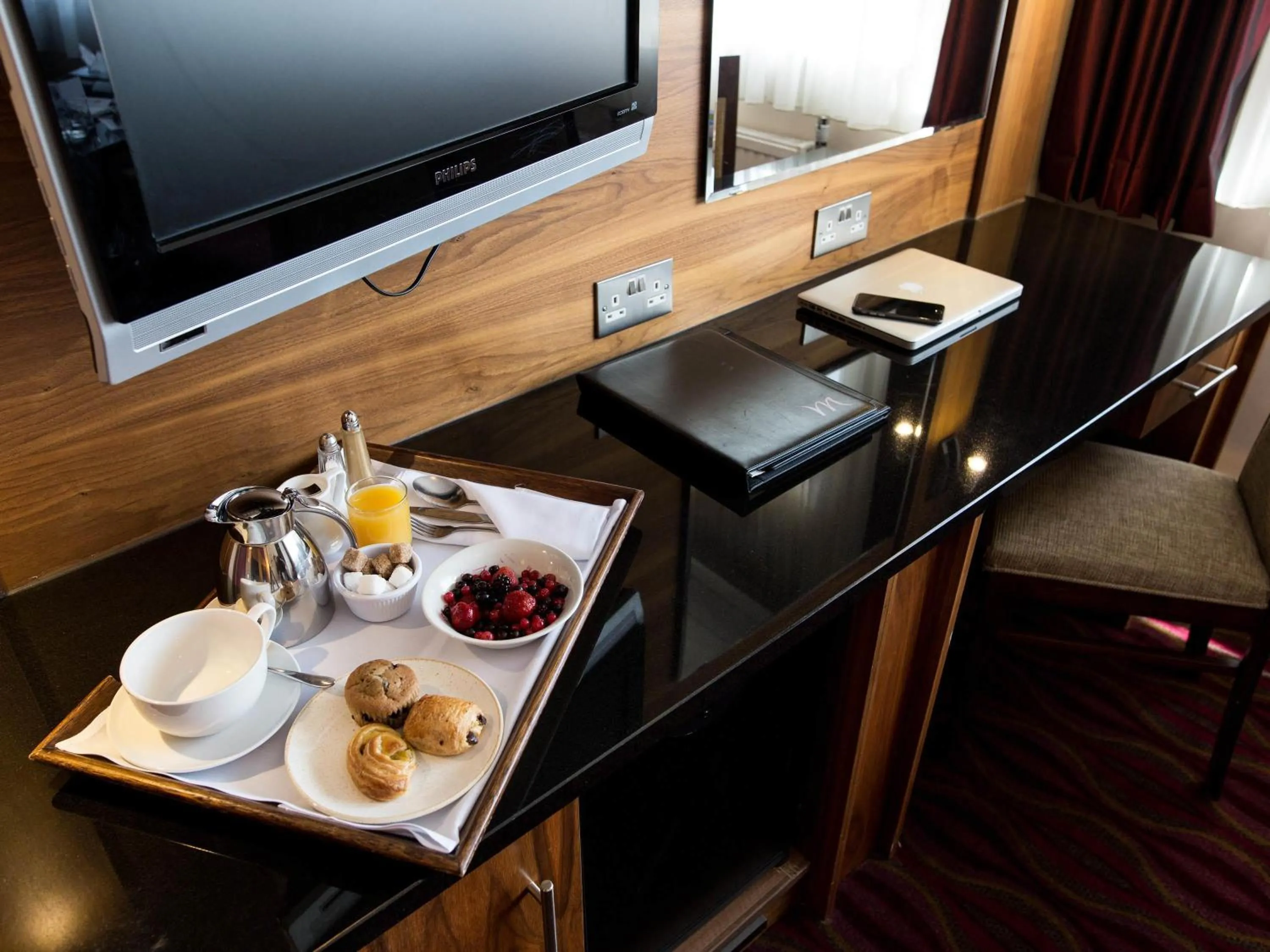 Bedroom in Mercure Newcastle George Washington Hotel Golf & Spa