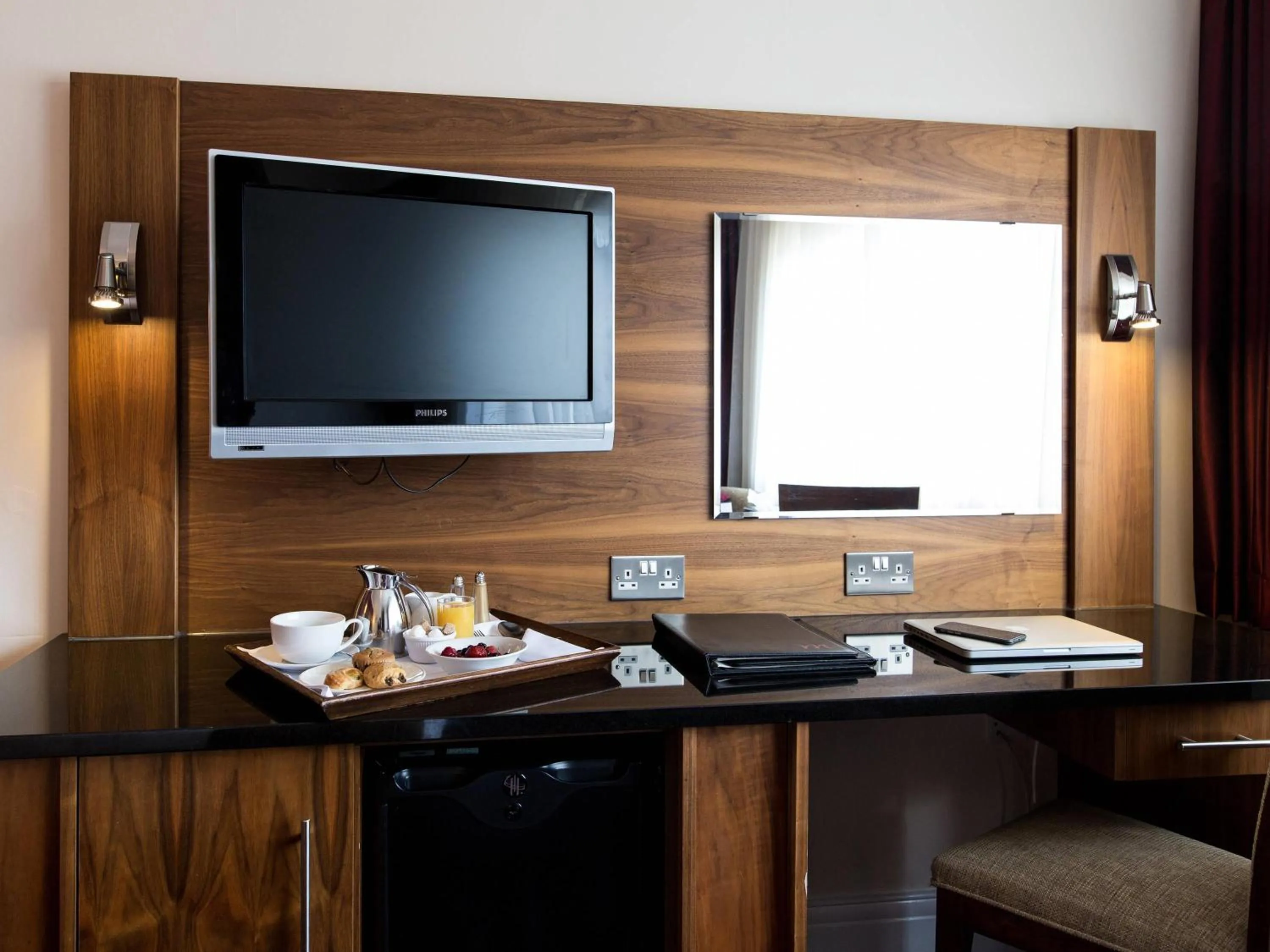 Bedroom in Mercure Newcastle George Washington Hotel Golf & Spa