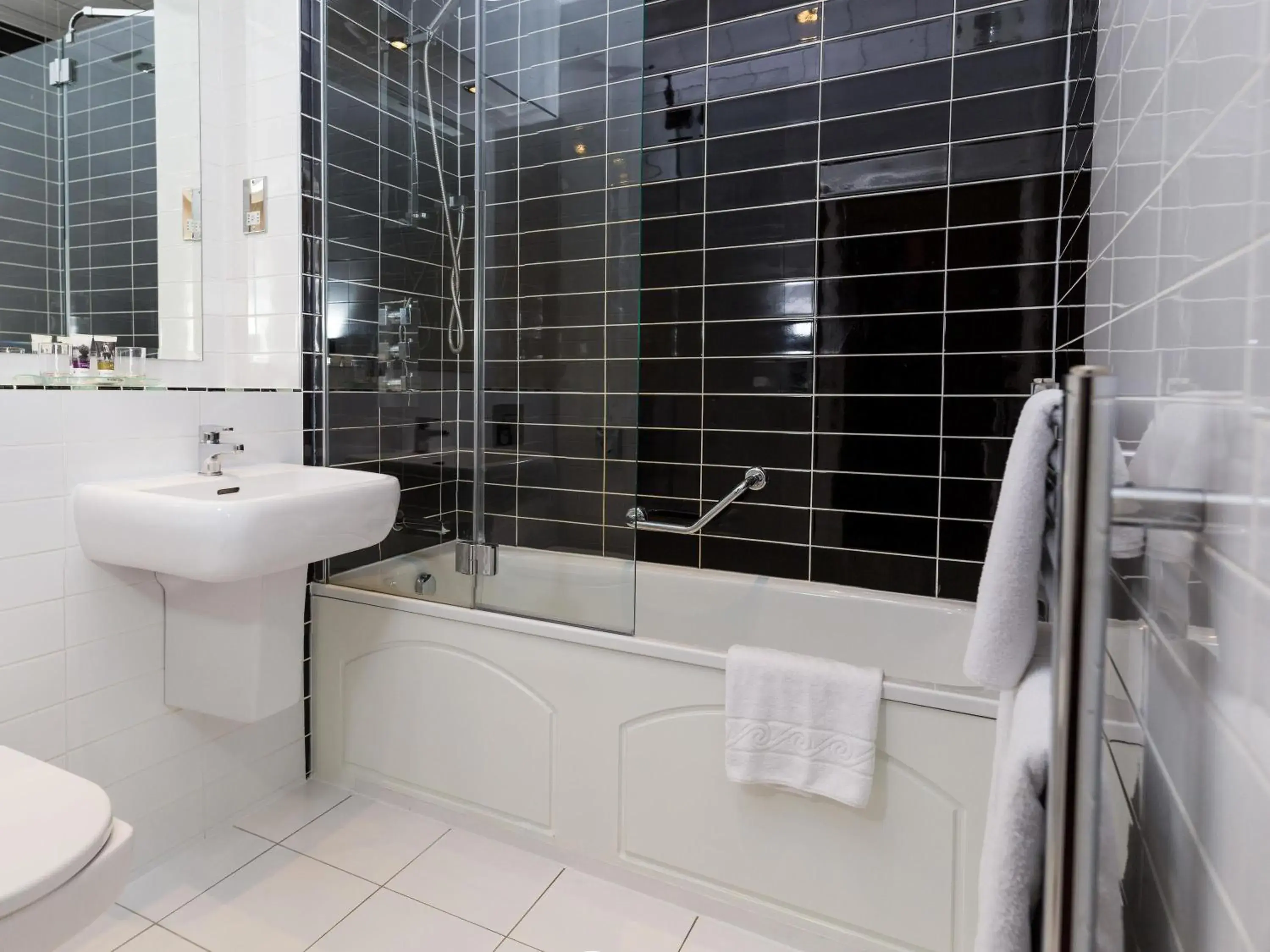 Bedroom in Mercure Newcastle George Washington Hotel Golf & Spa Bedroom in Mercure Newcastle George Washington Hotel Golf & Spa