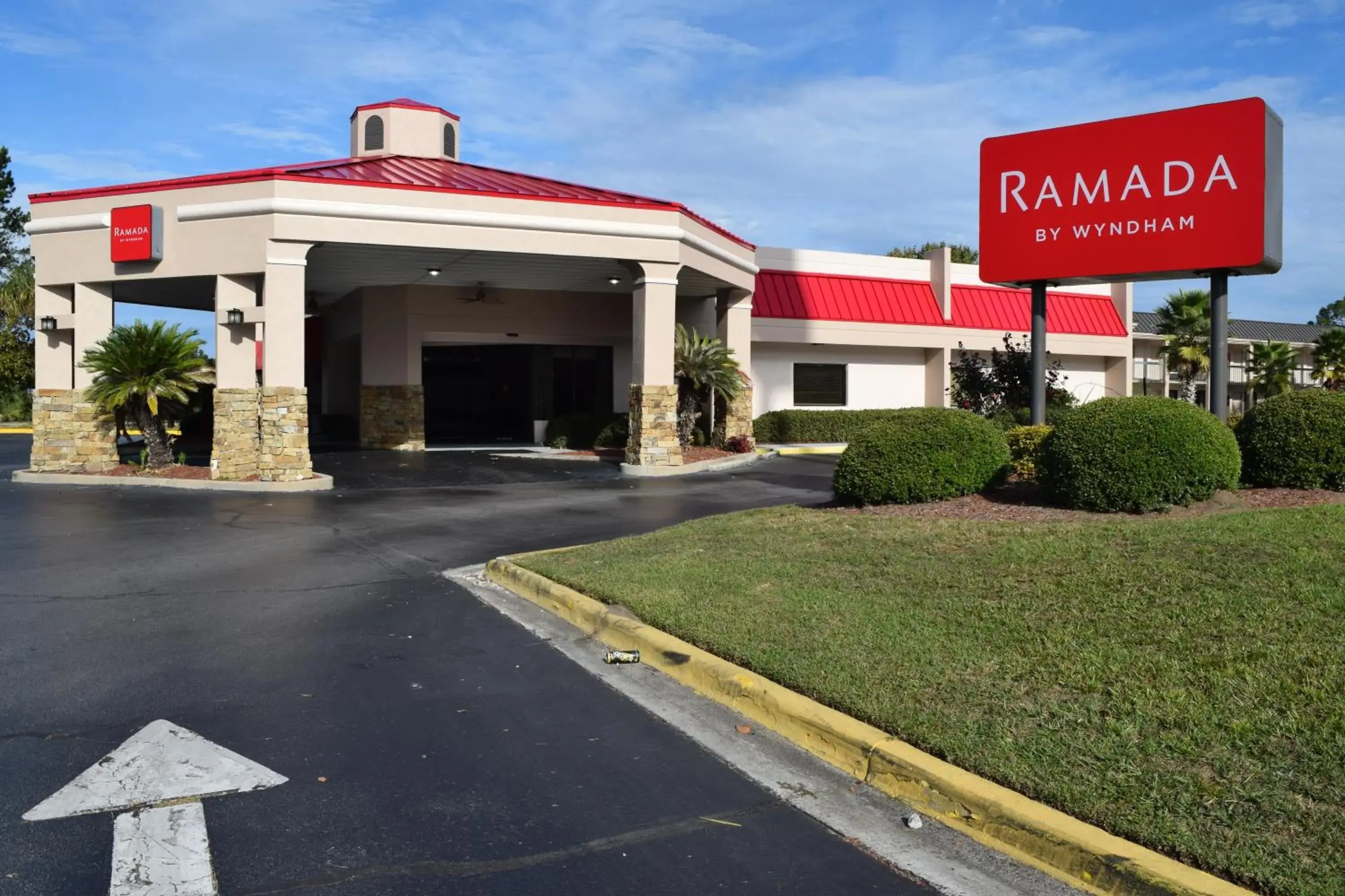 Facade/entrance in Ramada by Wyndham Savannah Gateway Facade/entrance in Ramada by Wyndham Savannah Gateway