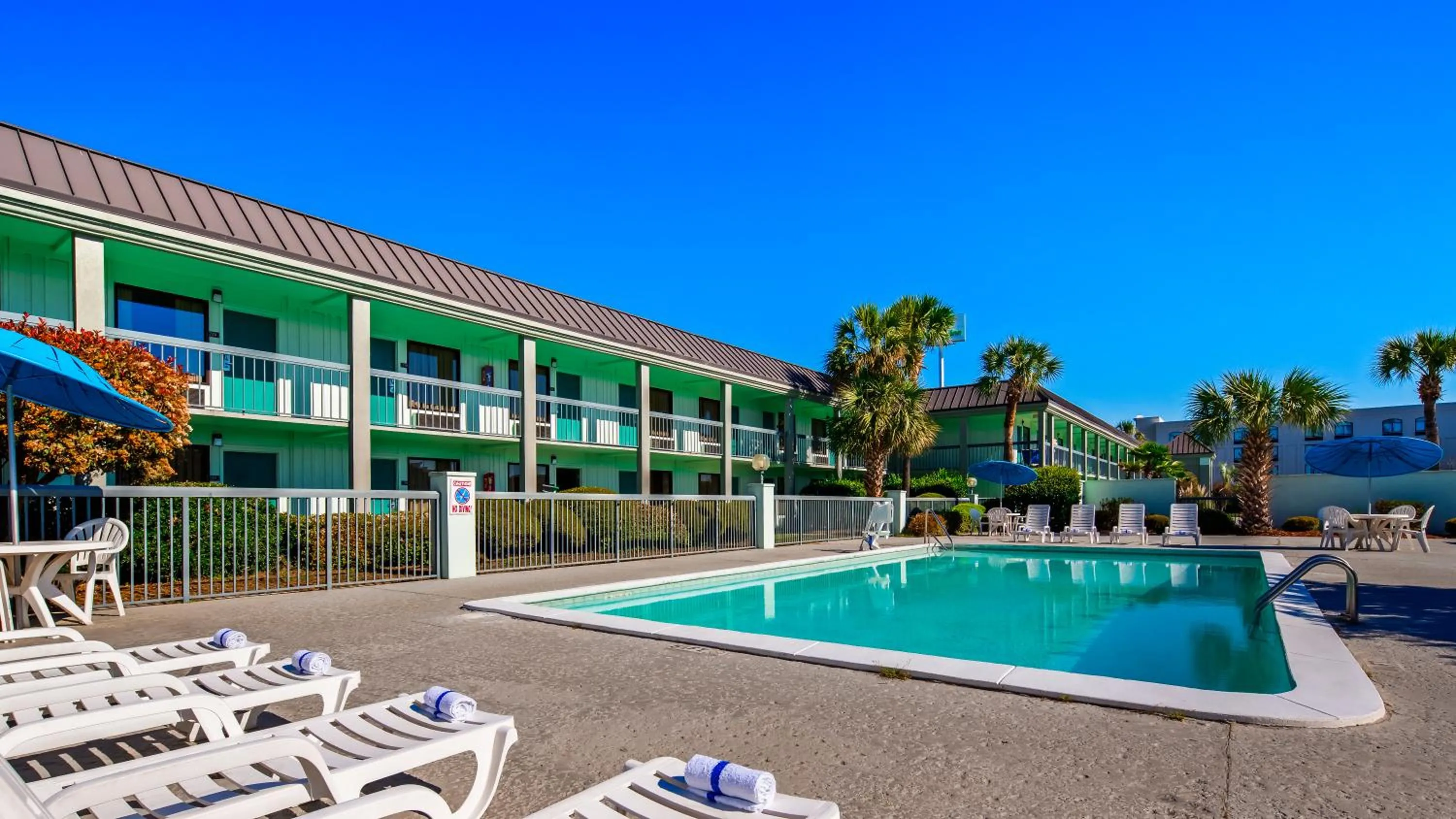 Swimming pool in Ramada by Wyndham Savannah Gateway