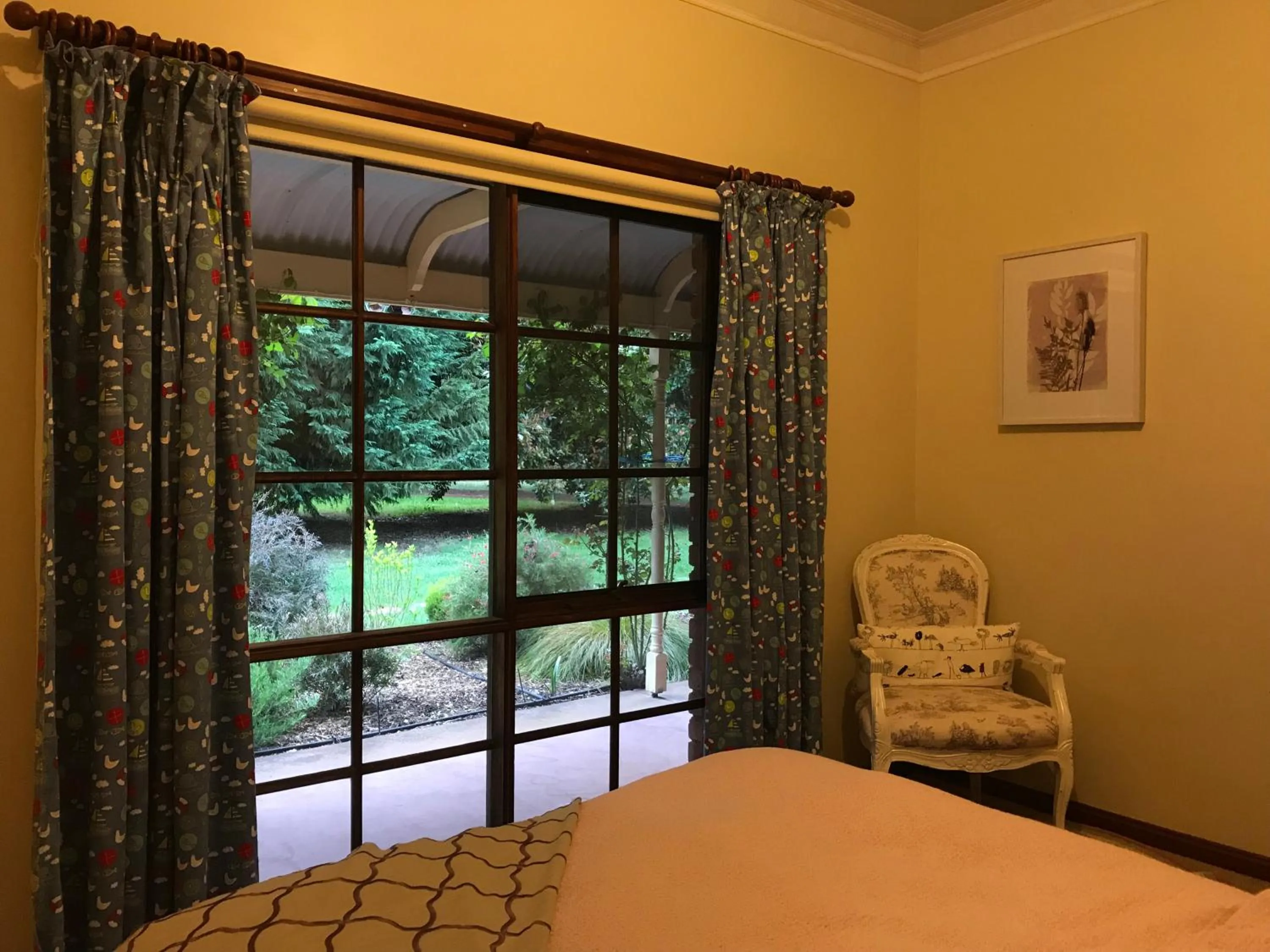 Seating area, Bed in Helen's Homestead