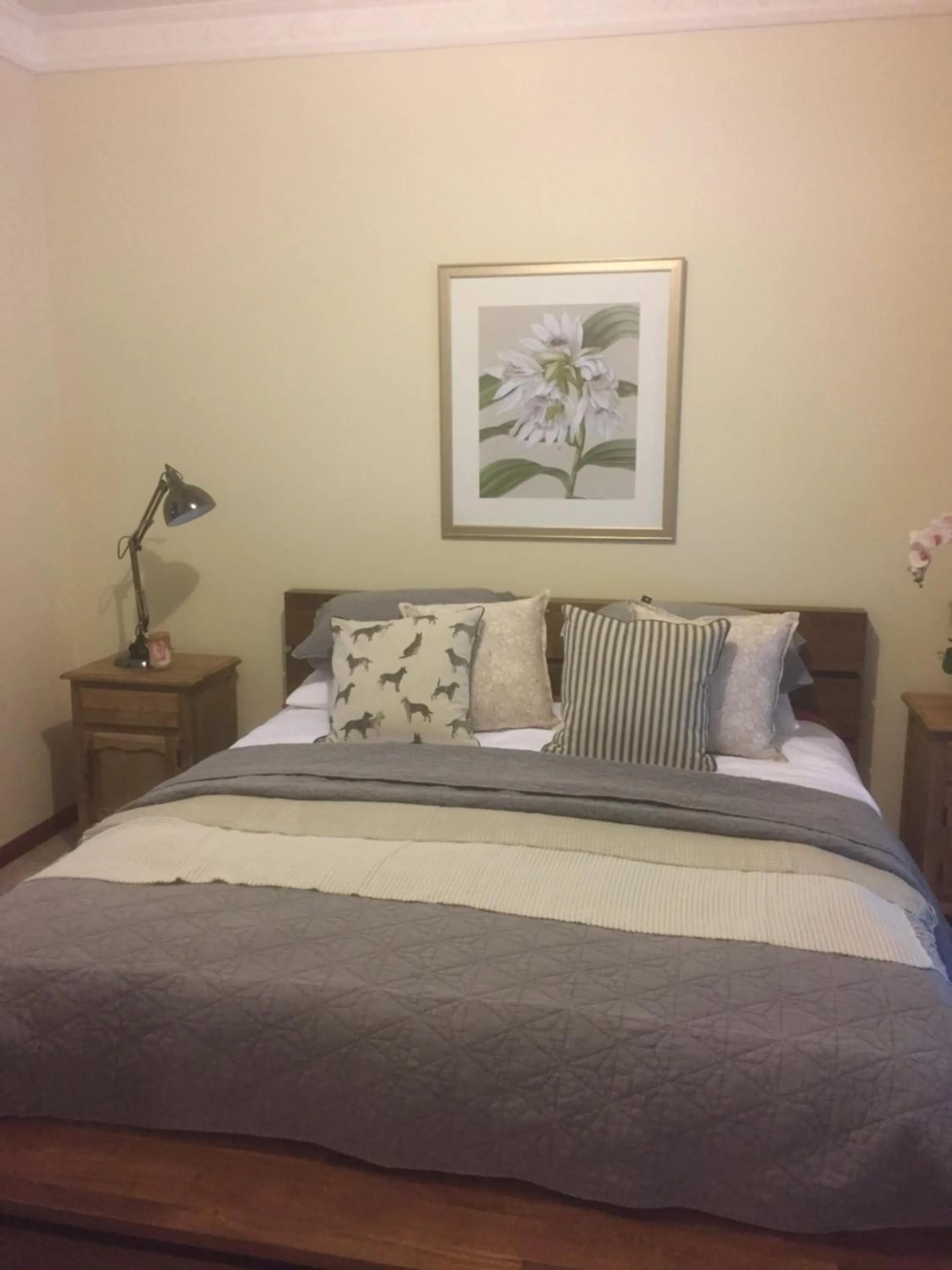 Photo of the whole room, Bed in Helen's Homestead