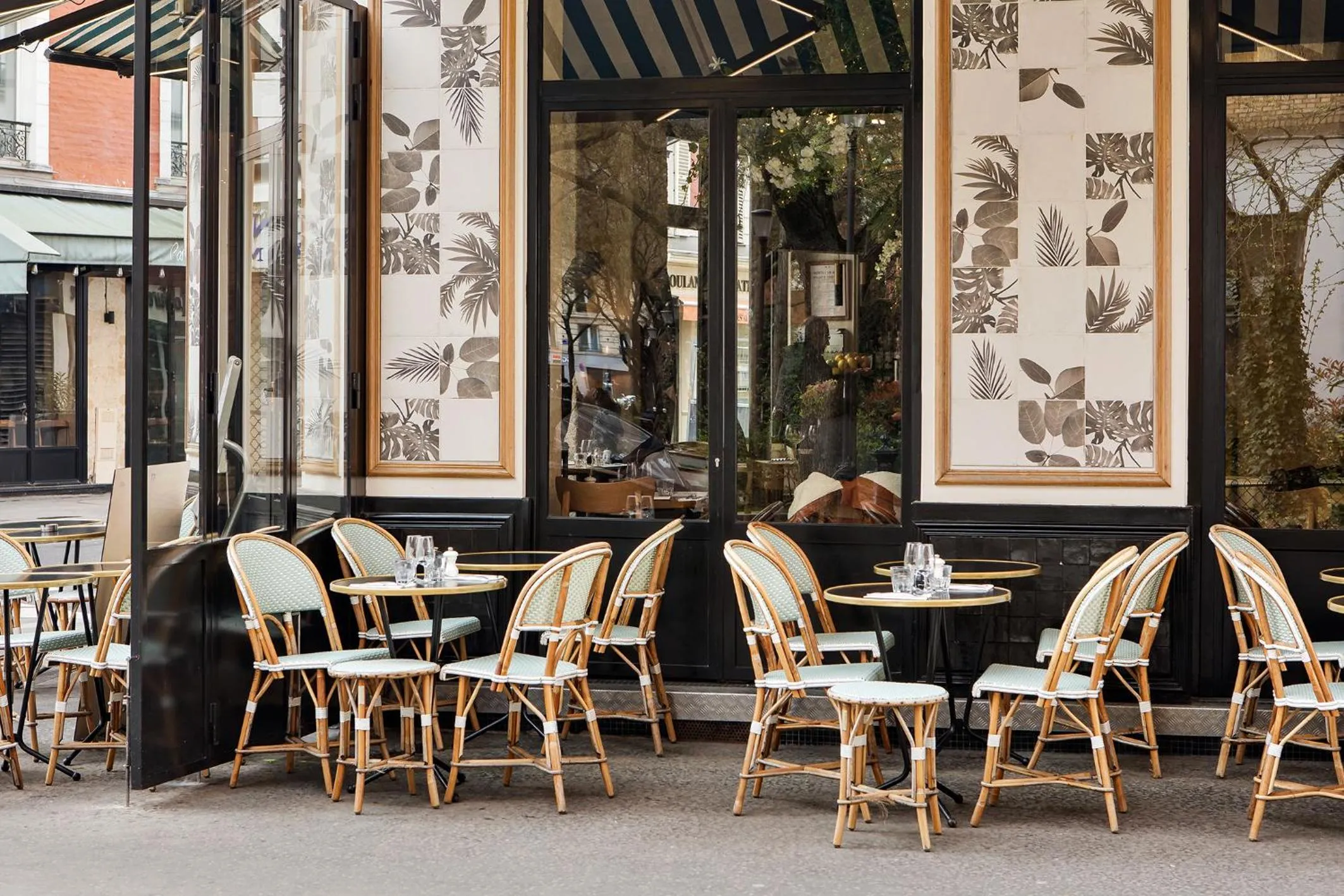 Restaurant/places to eat in Residence Inn by Marriott Paris Didot Montparnasse