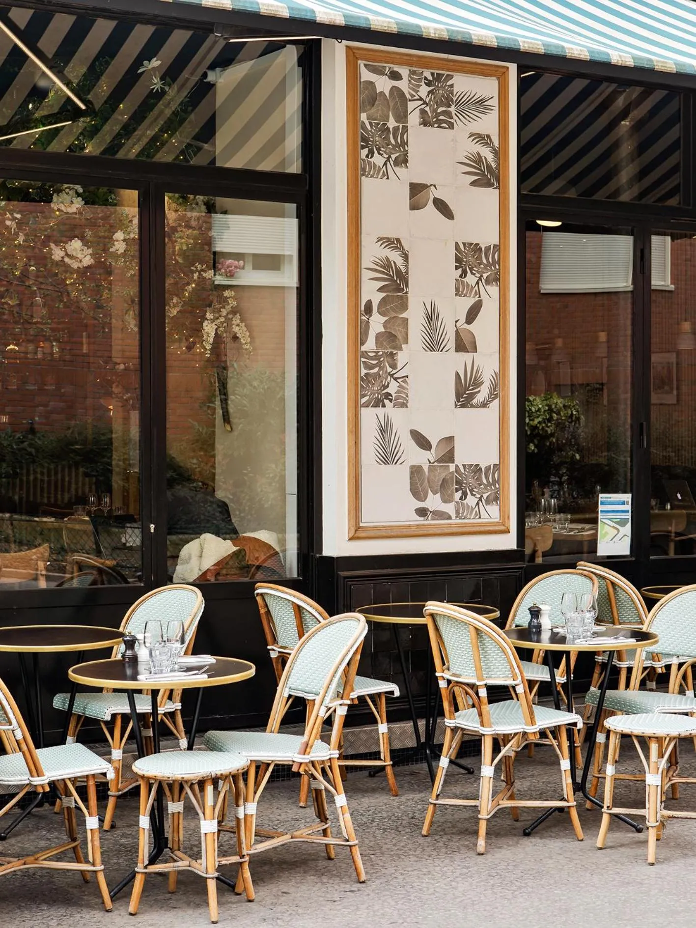Restaurant/places to eat in Residence Inn by Marriott Paris Didot Montparnasse
