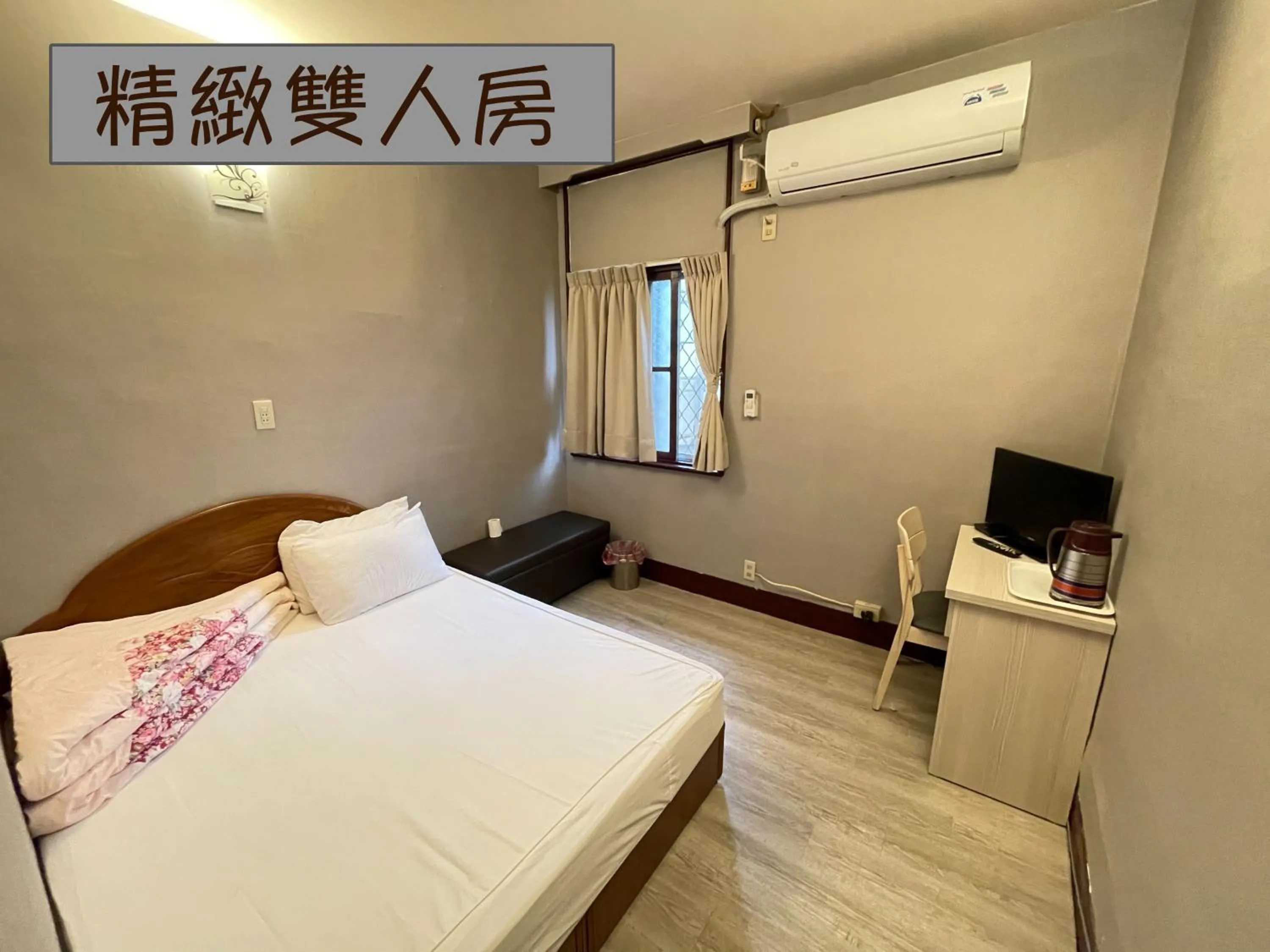Photo of the whole room, Bed in Yi Mei Hotel