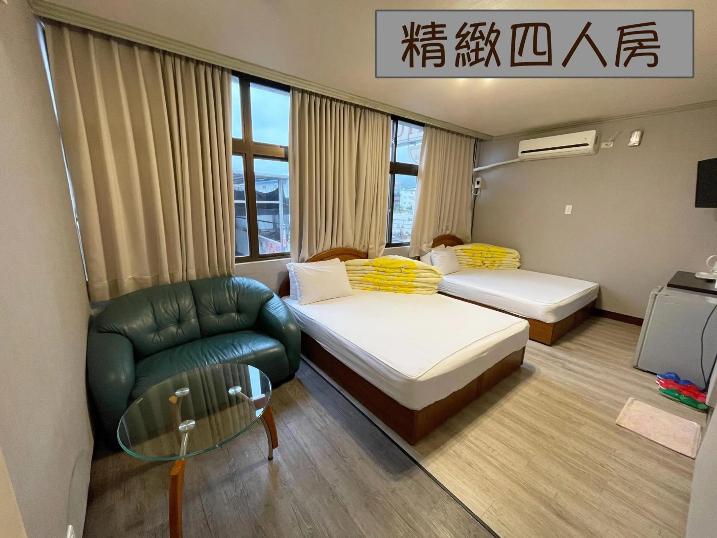 Photo of the whole room, Bed in Yi Mei Hotel