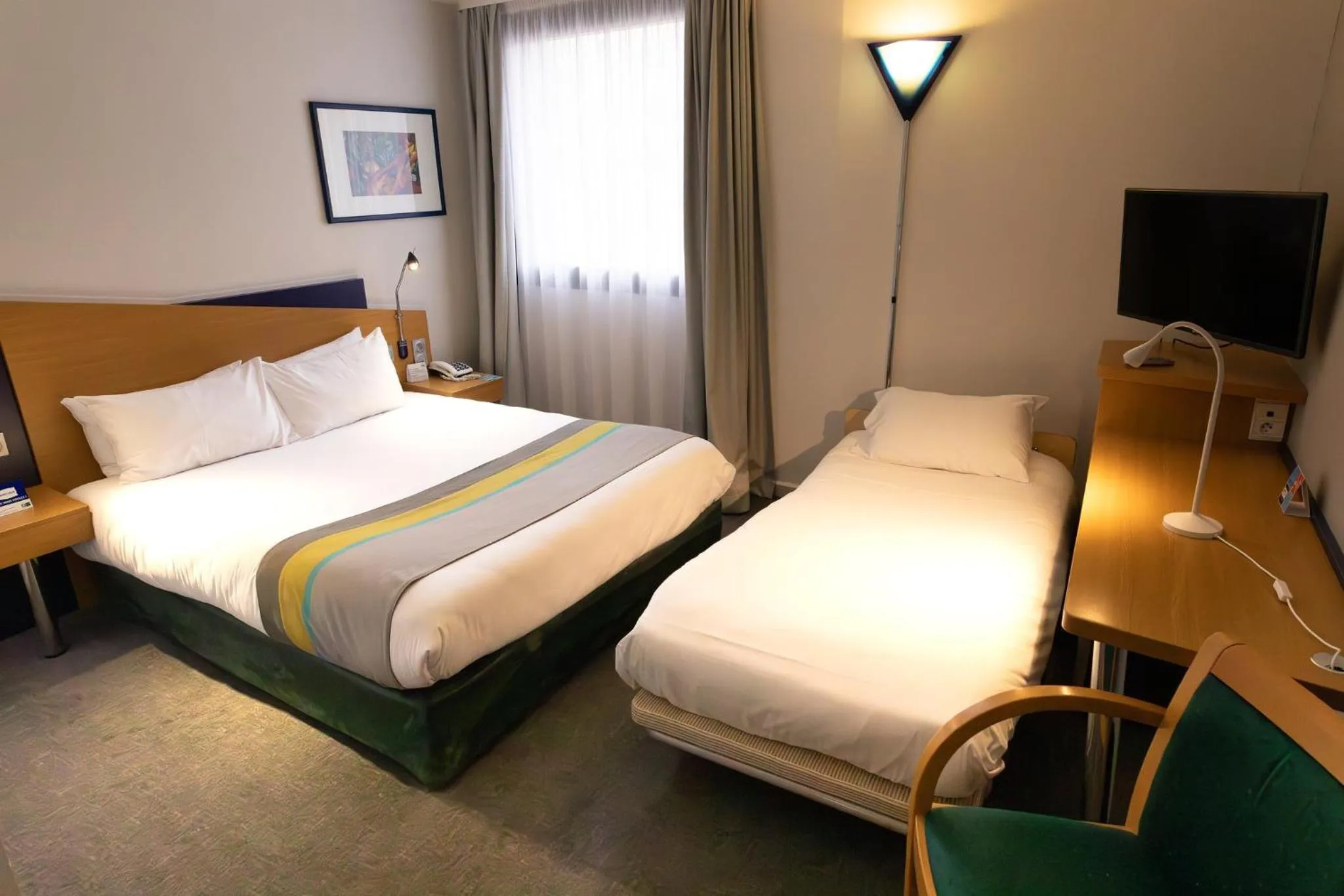 Photo of the whole room, Bed in Holiday Inn Express Arras by IHG
