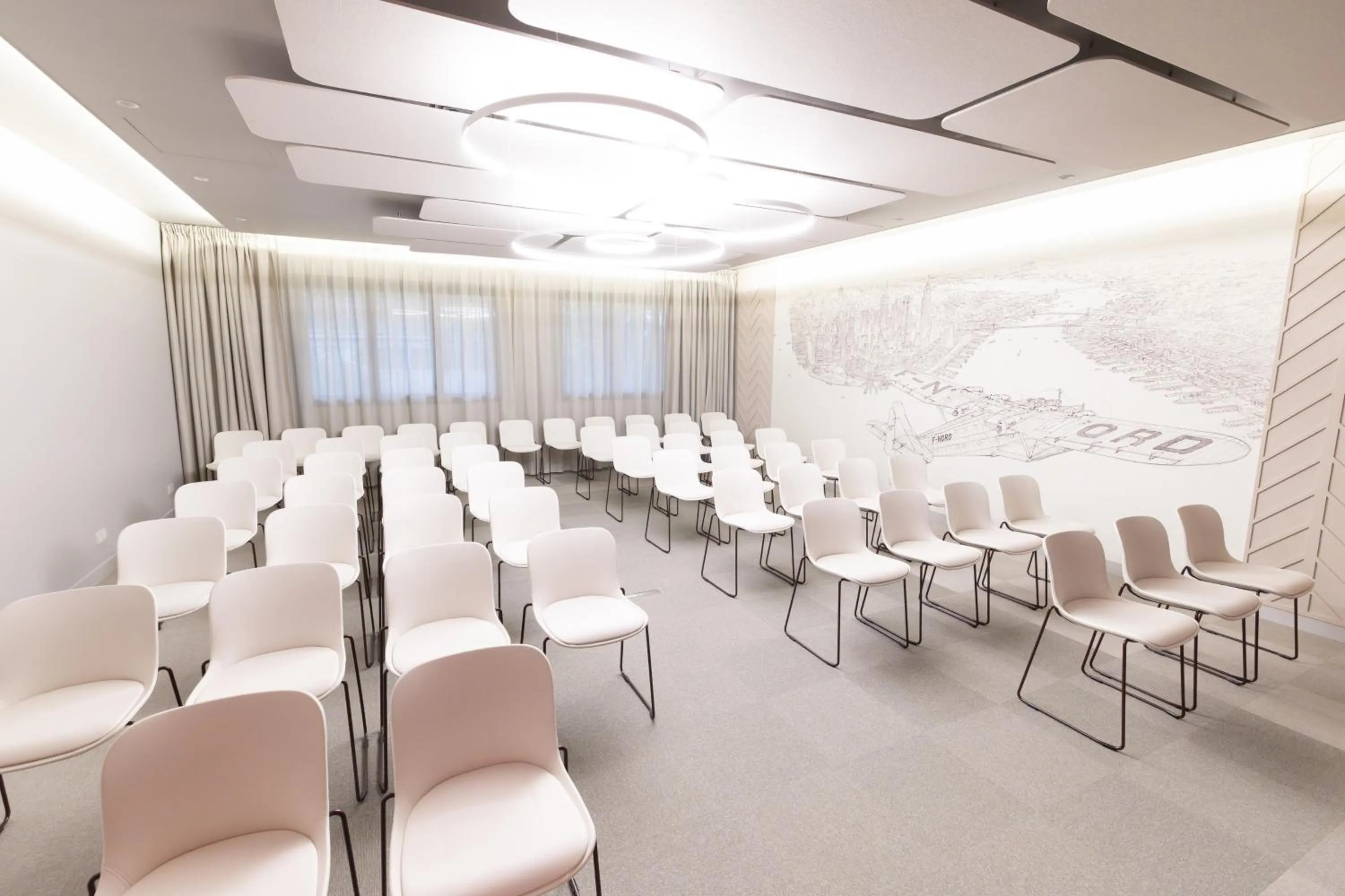 Meeting/conference room in Holiday Inn Express Arras by IHG