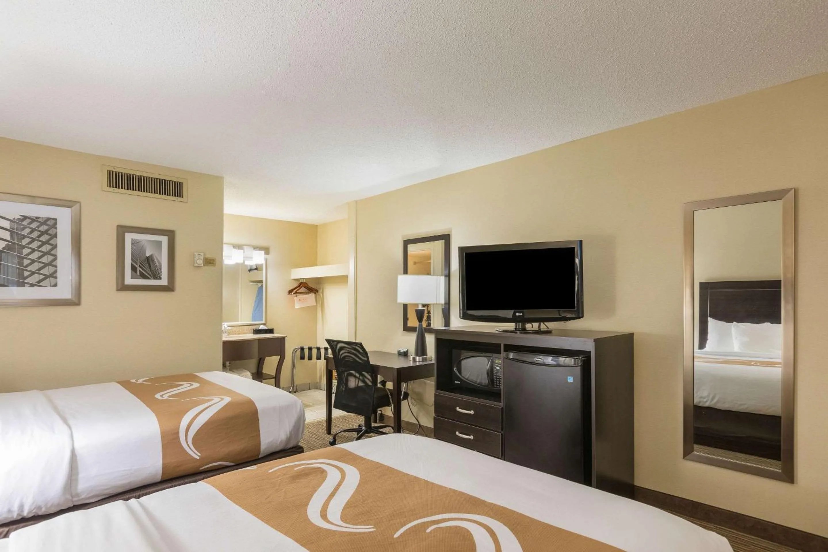 Photo of the whole room, Bed in Quality Inn University Lansing