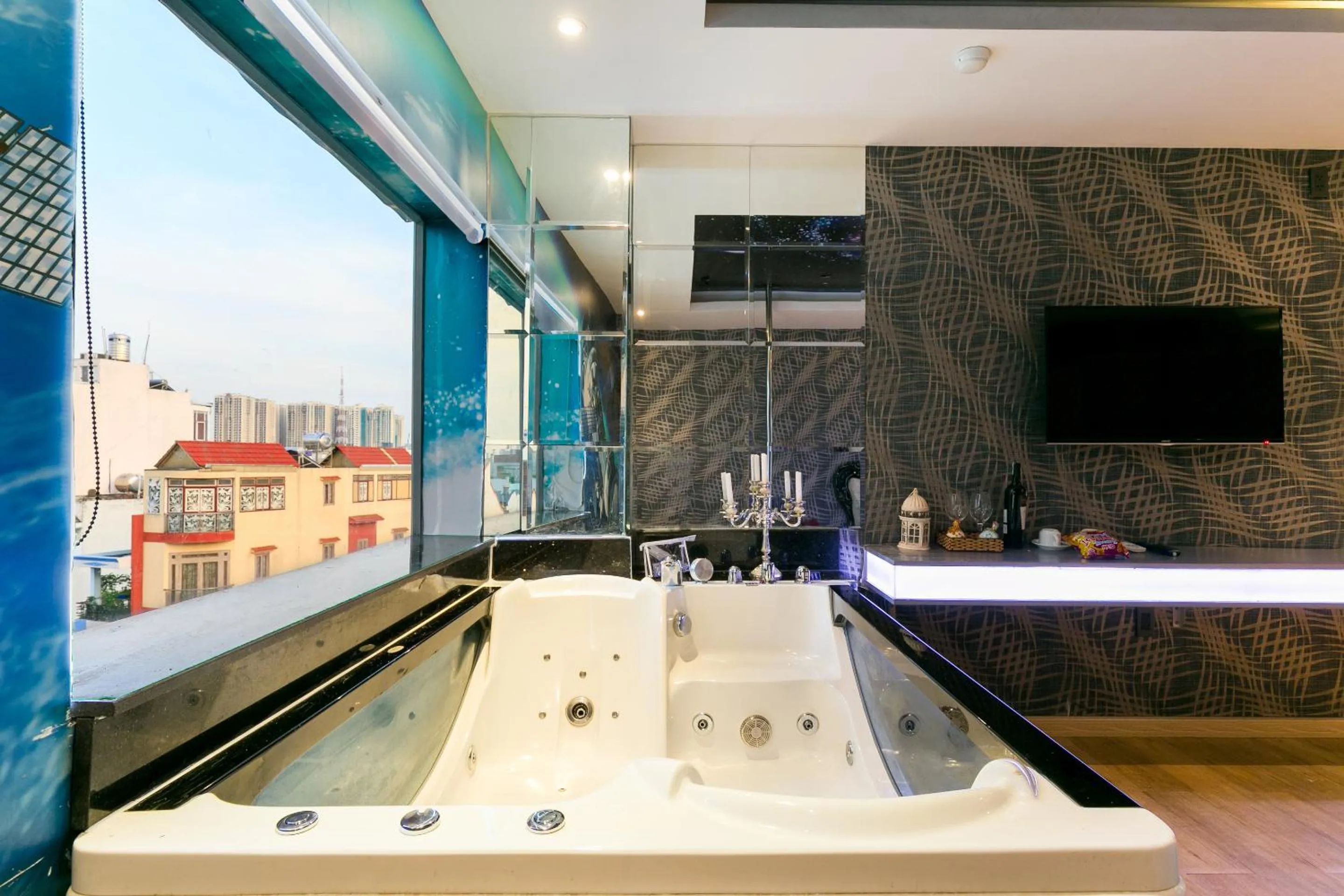 Hot Tub in Bonita THT