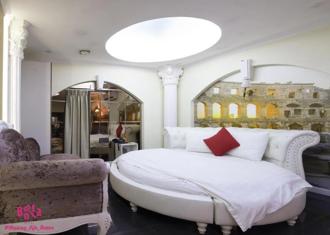 Photo of the whole room, Bed in Collection O District 10 - Bonita Grand Hotel