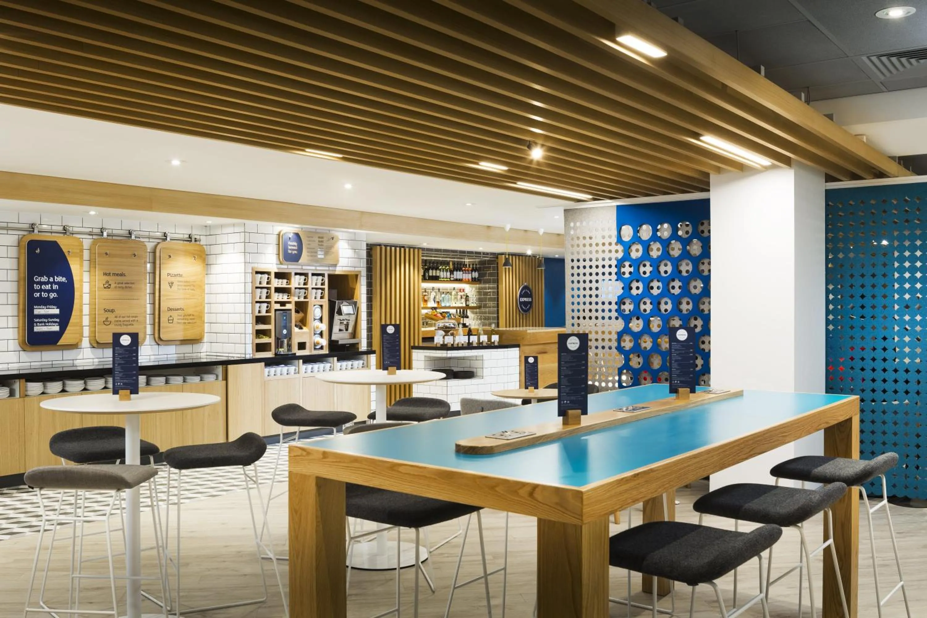 Restaurant/places to eat in Holiday Inn Express Park Royal by IHG