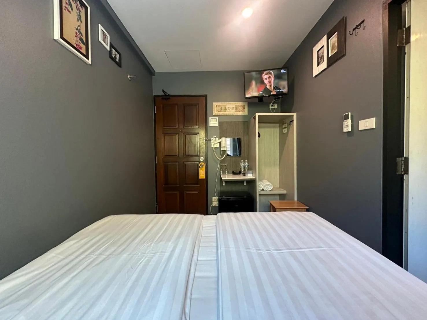 Property building, Bed in BB House Phra Athit