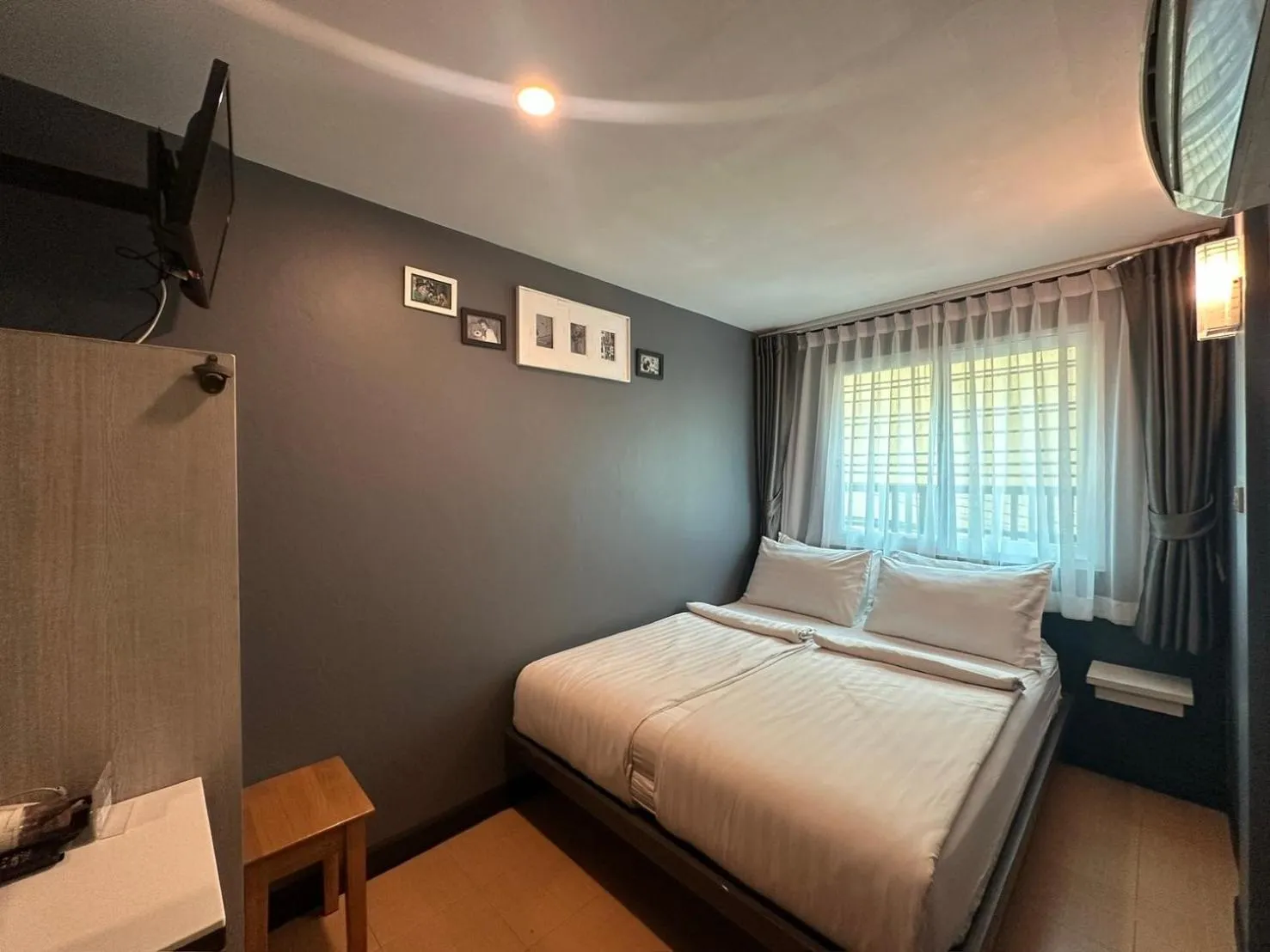 Photo of the whole room, Bed in BB House Phra Athit