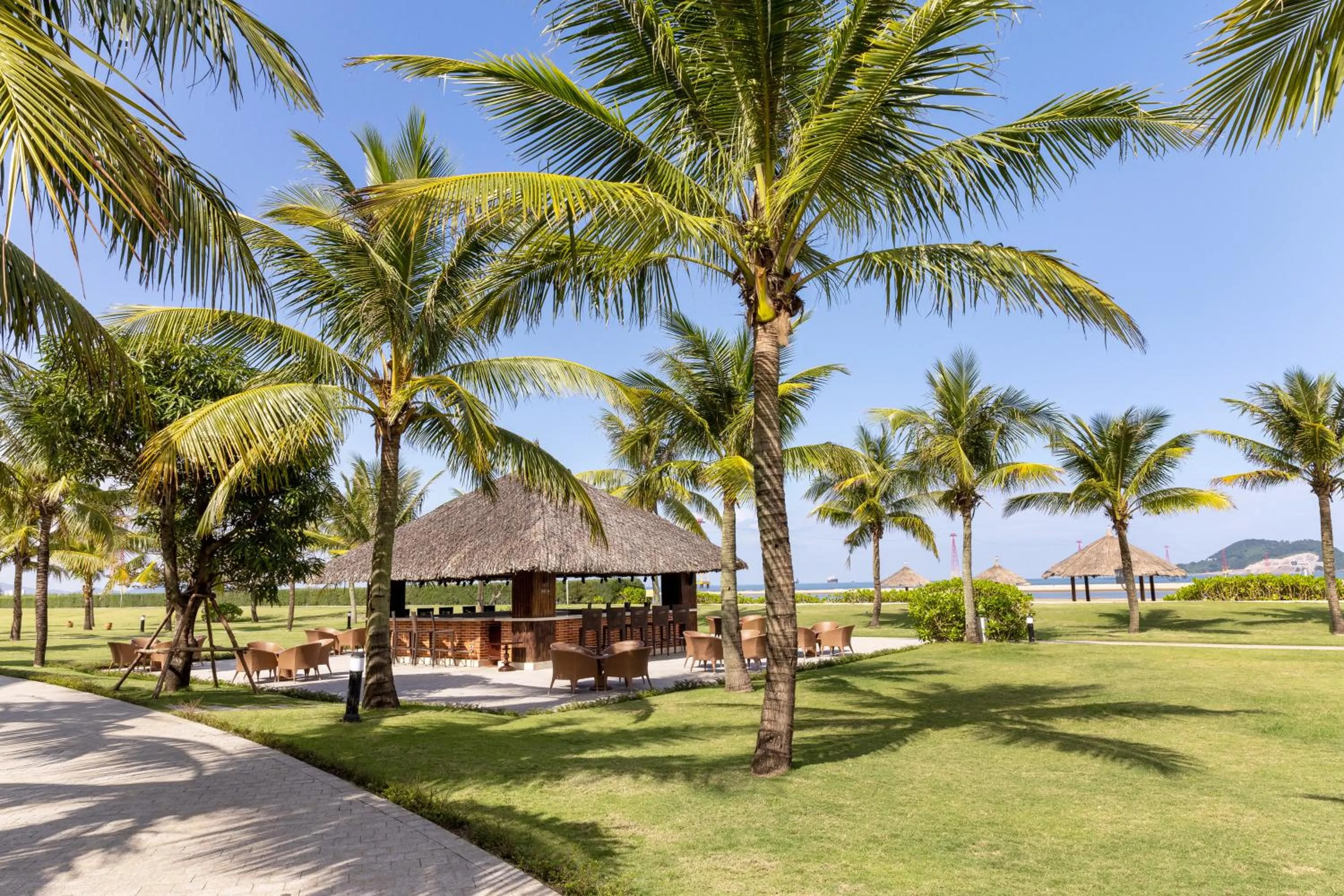 Restaurant/places to eat in Vinpearl Cua Hoi, Affiliated by Melia