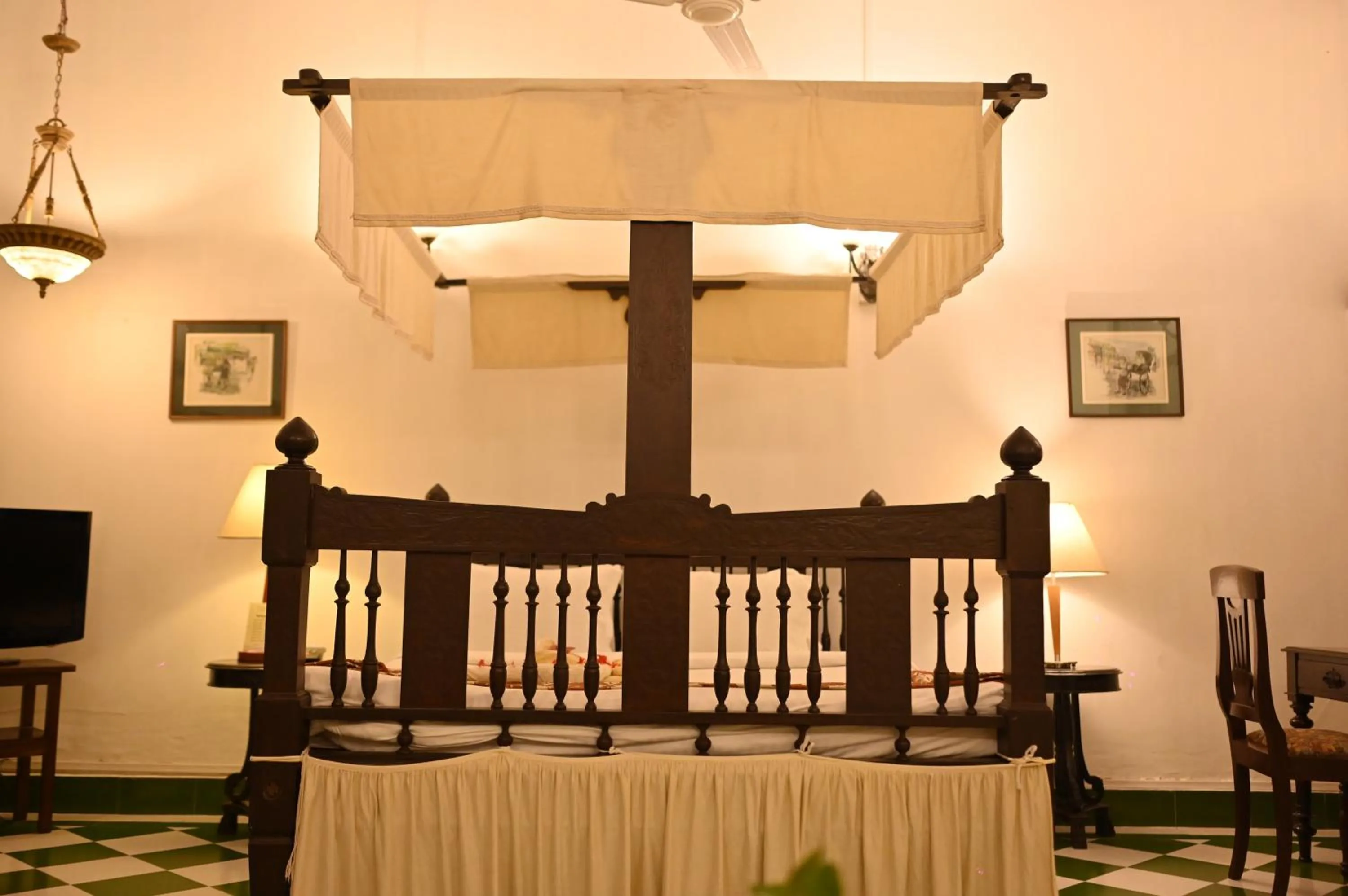 Bed in Banyan Grove
