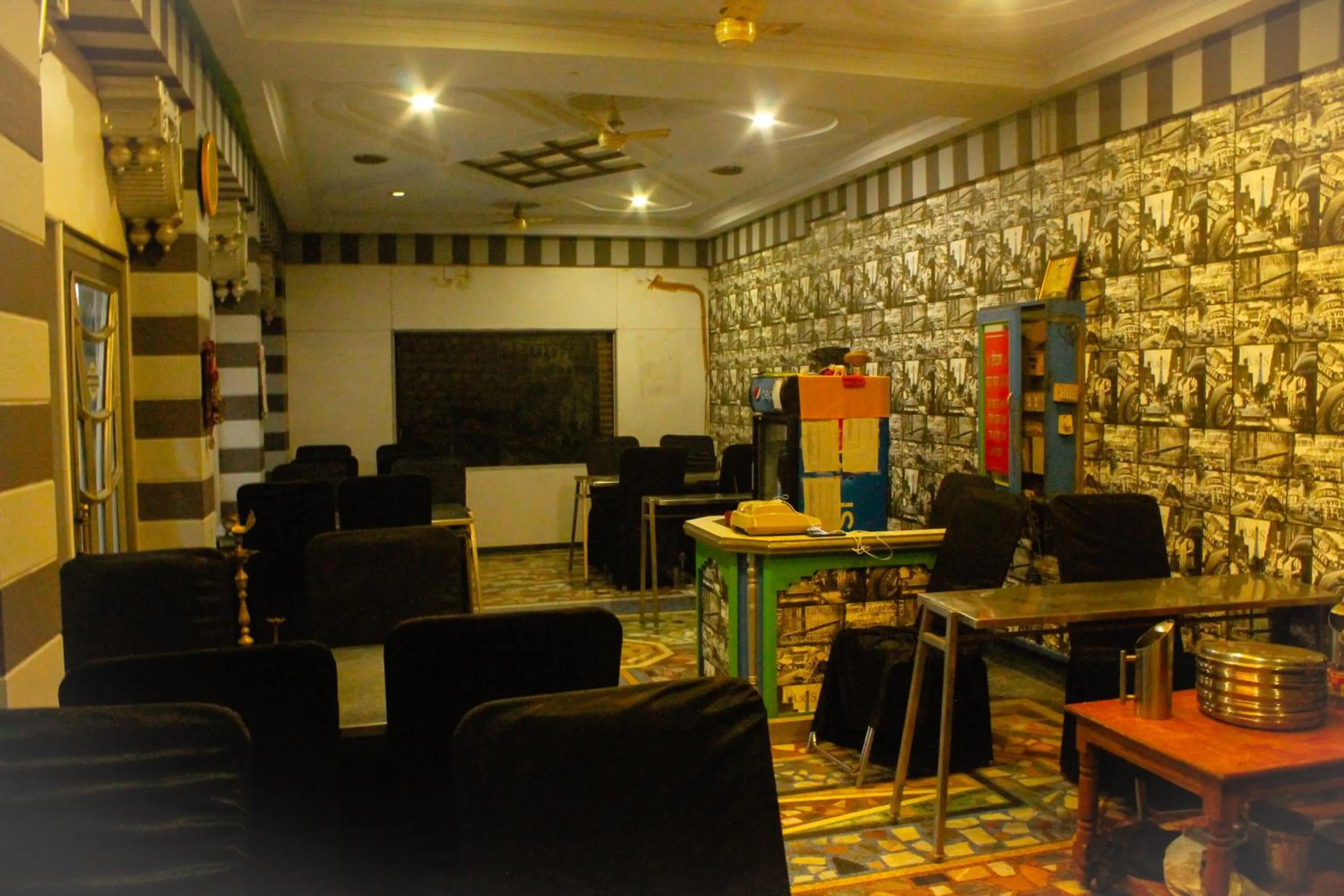 Restaurant/places to eat in Hotel Anand Palace