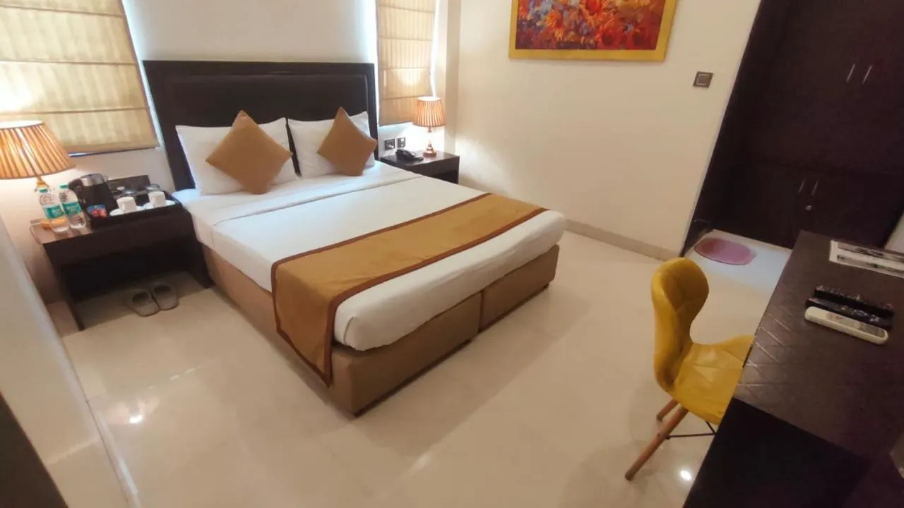 room service, Bed in Anand Bhawan