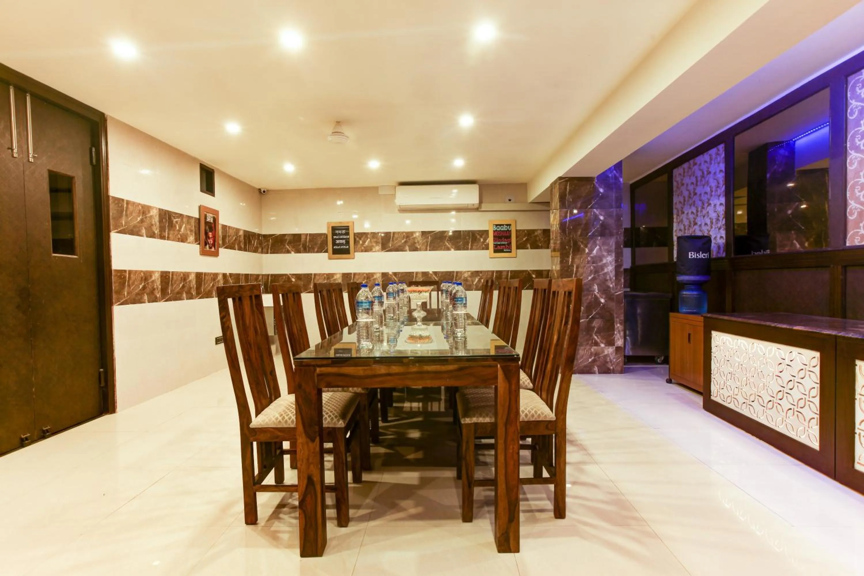 Restaurant/places to eat in Anand Bhawan