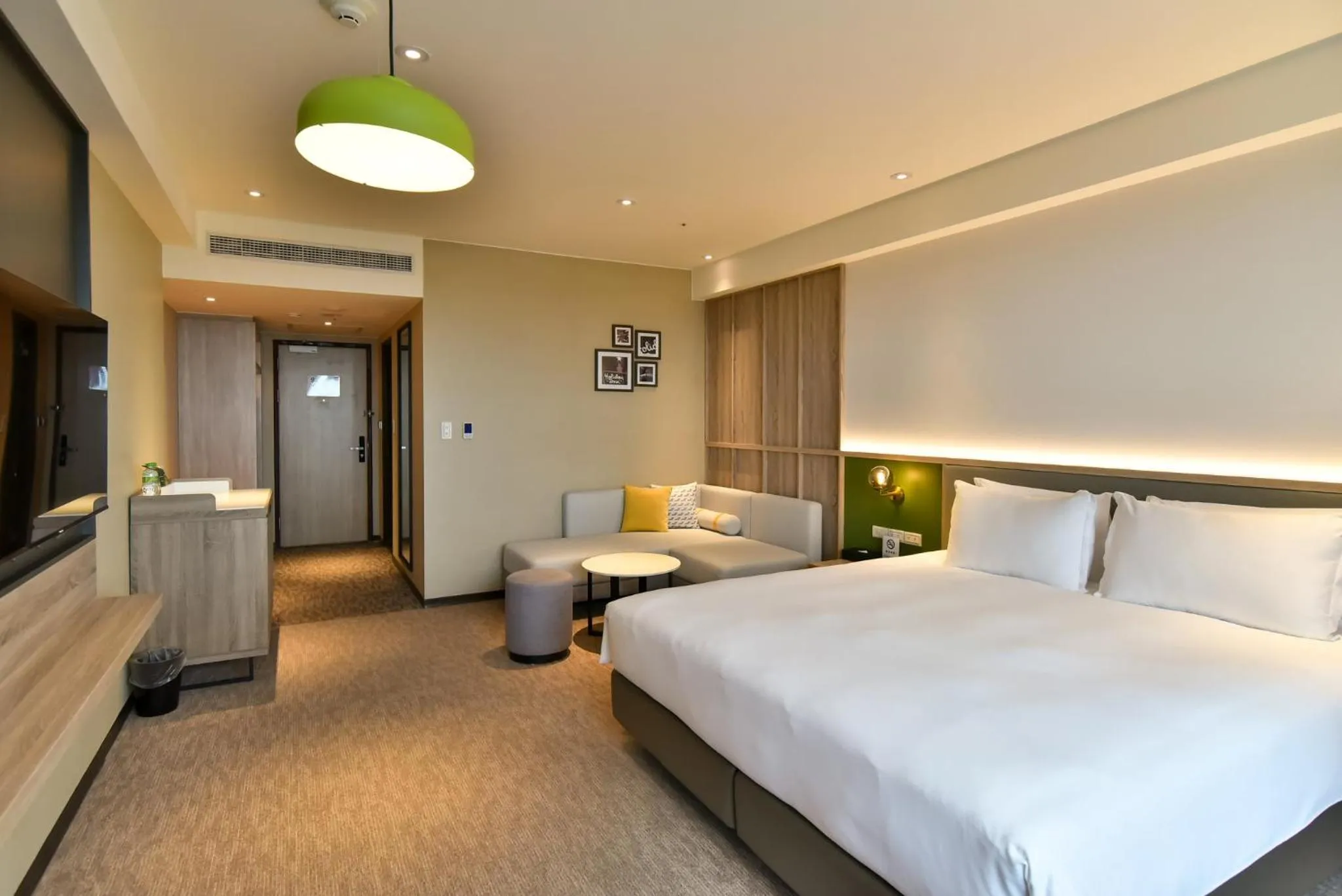 Photo of the whole room, Bed in Holiday Inn Taoyuan Airport by IHG