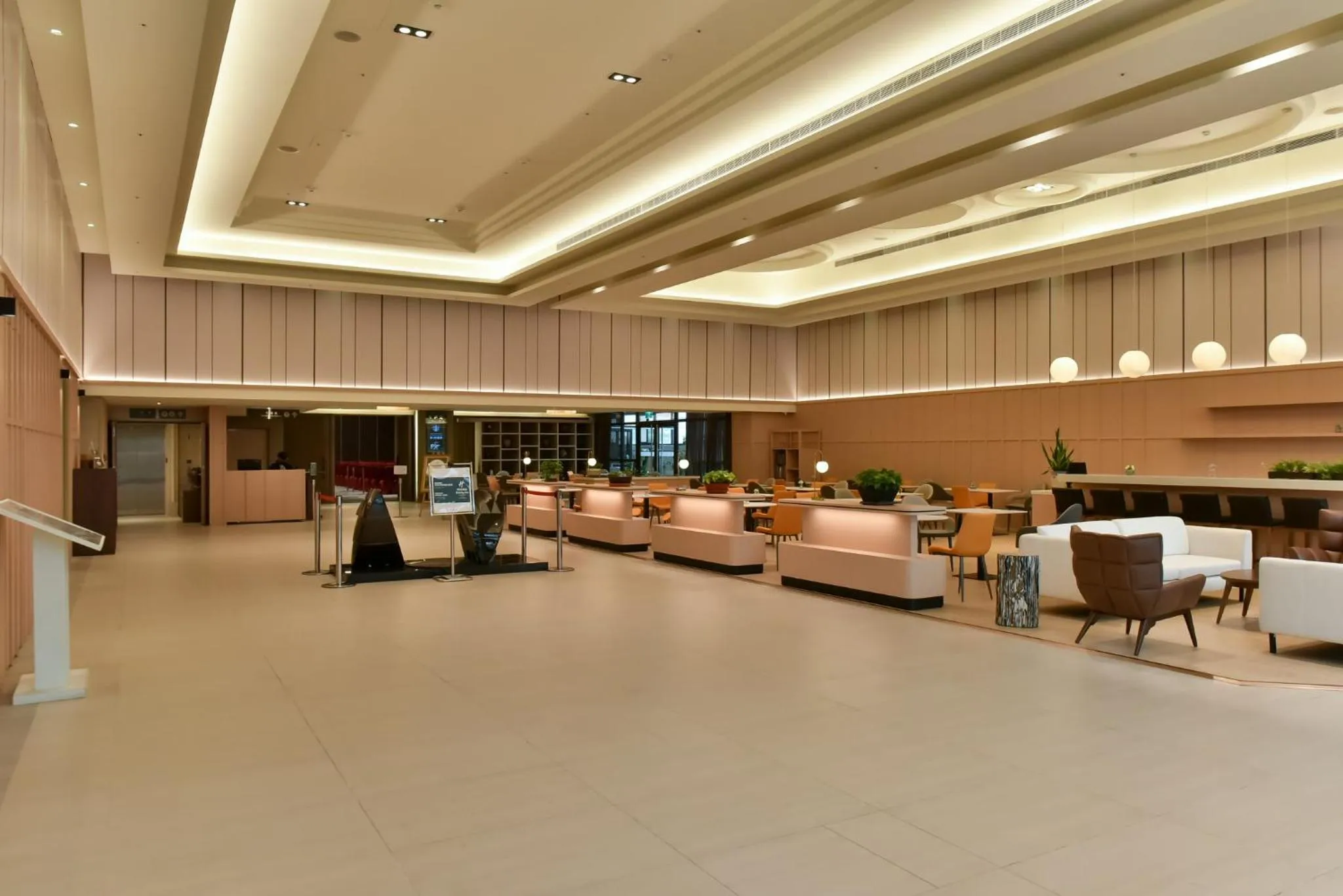 Lounge or bar in Holiday Inn Taoyuan Airport by IHG
