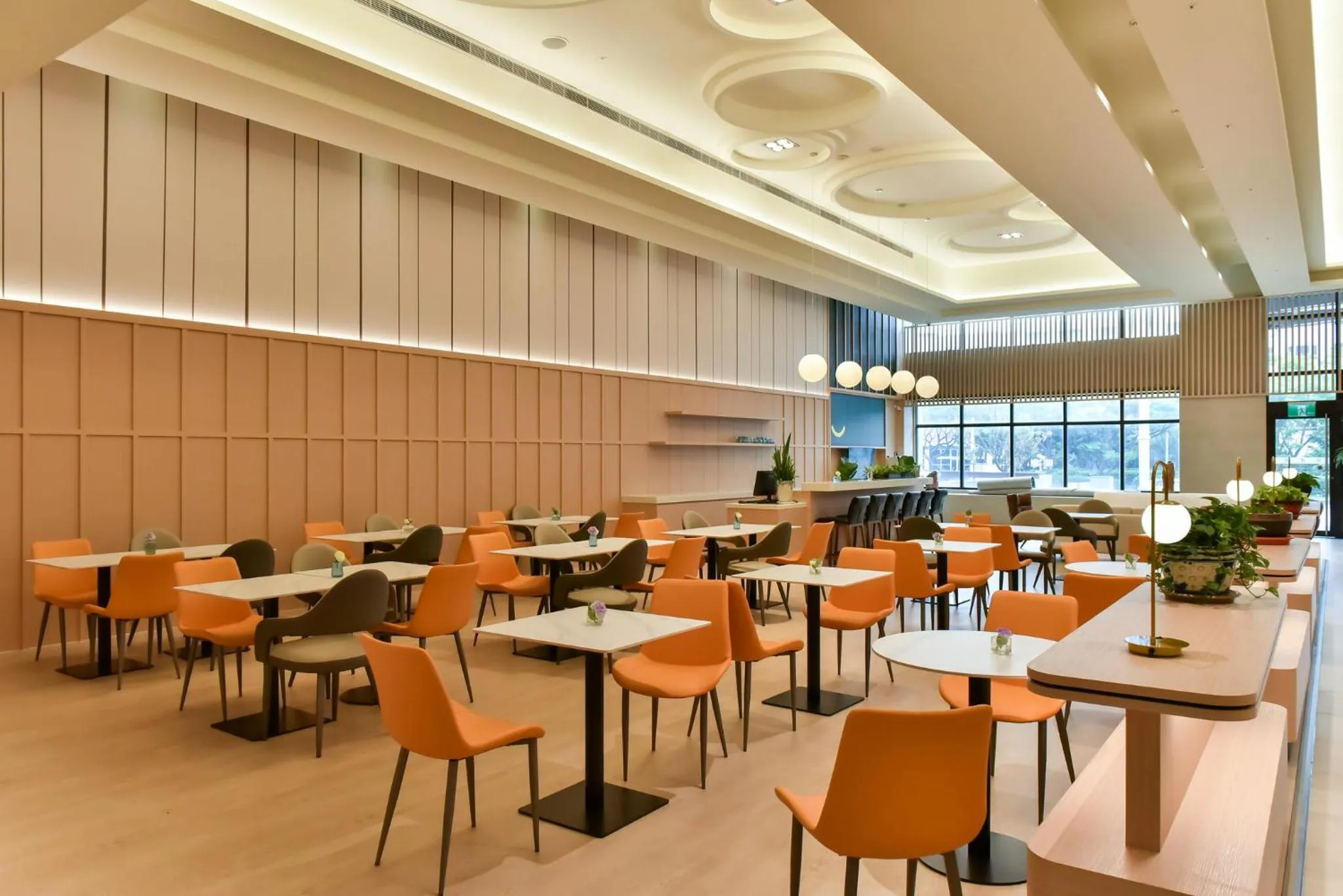 Lounge or bar in Holiday Inn Taoyuan Airport by IHG