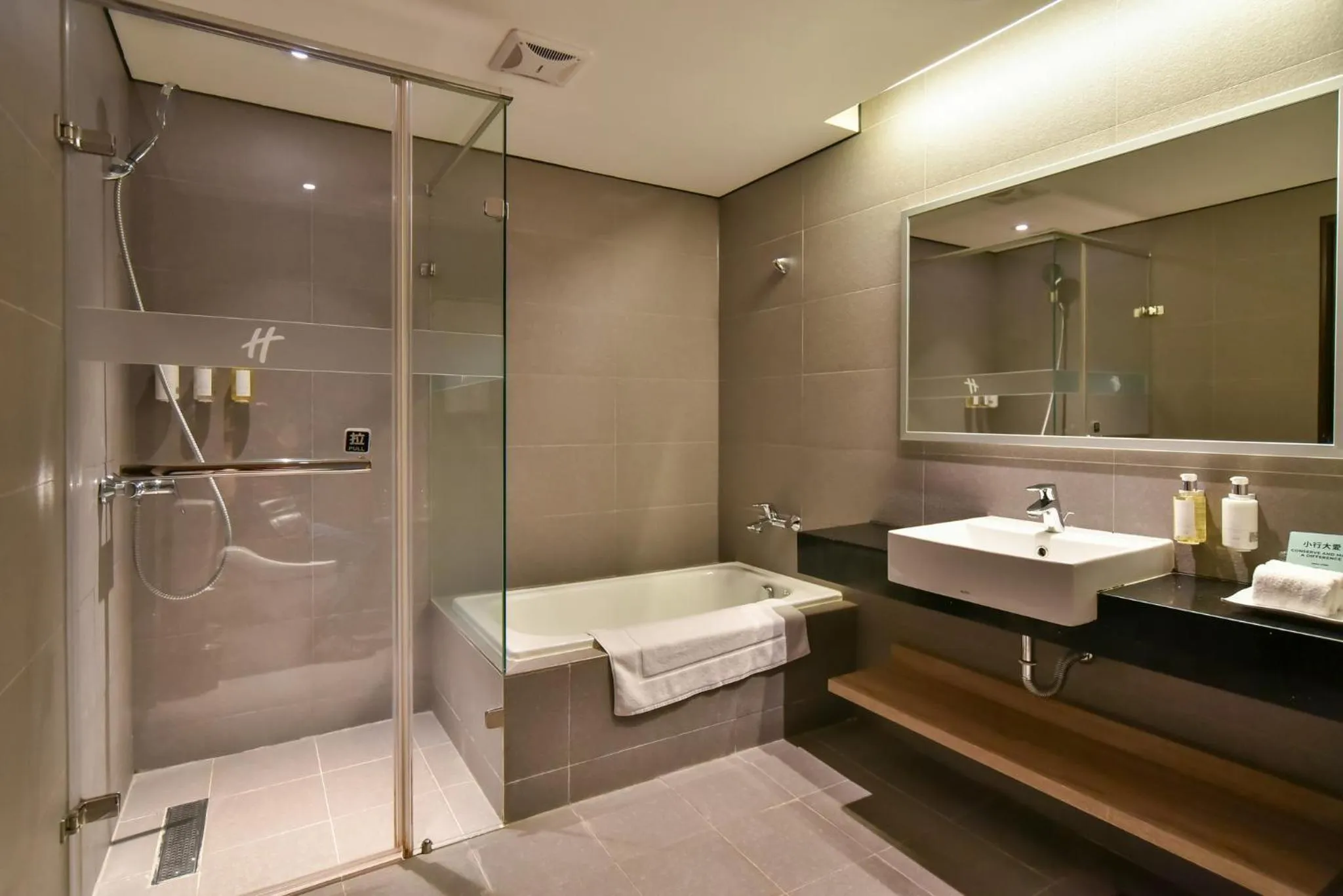 Photo of the whole room in Holiday Inn Taoyuan Airport by IHG