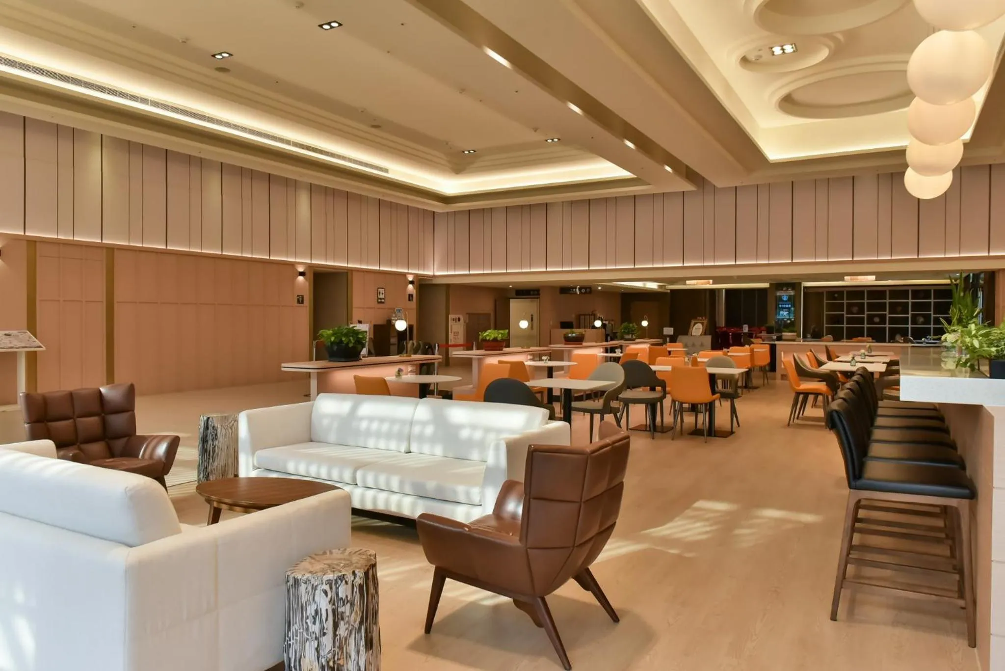 Lounge or bar in Holiday Inn Taoyuan Airport by IHG