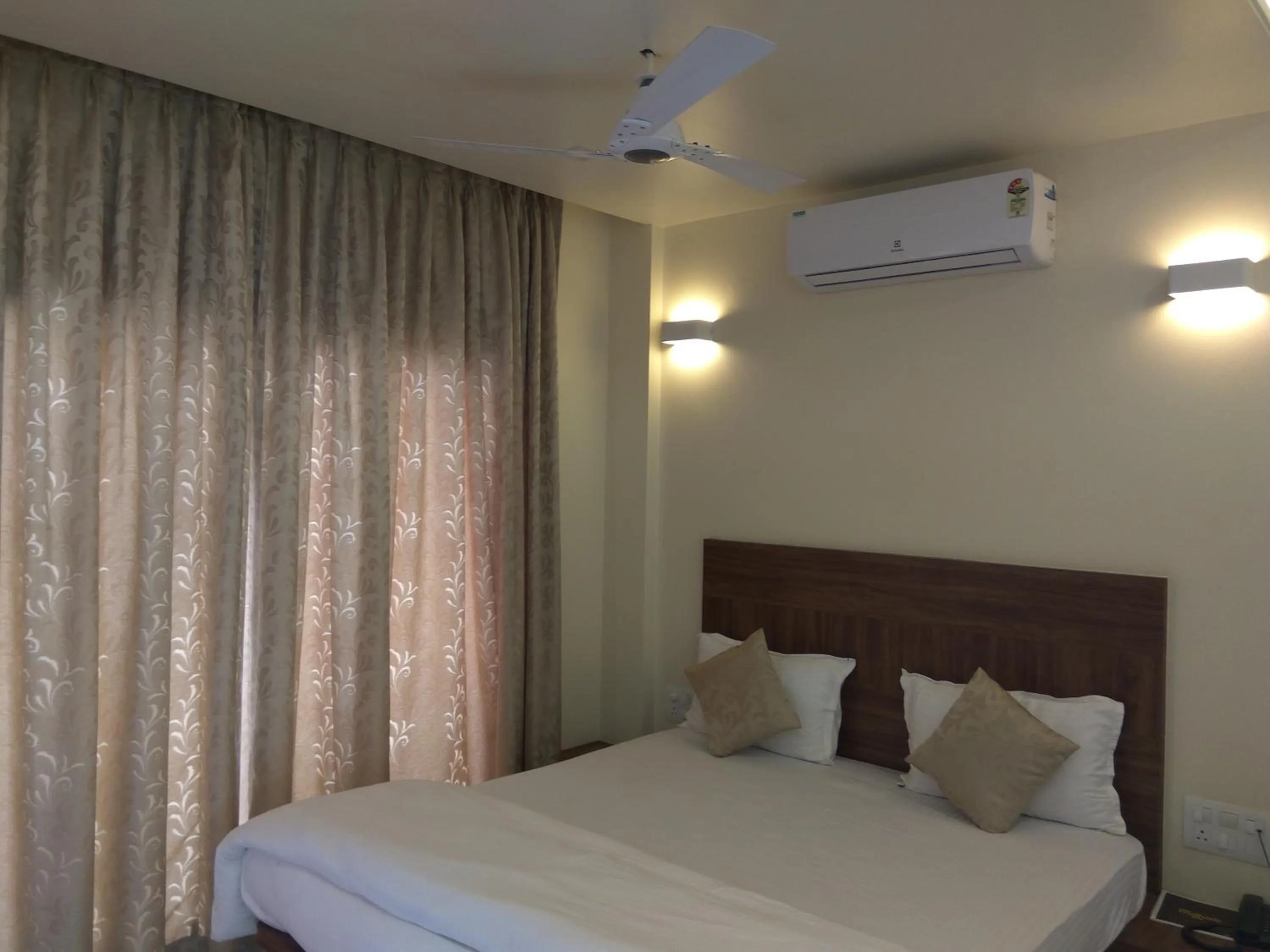 Photo of the whole room, Bed in Manasi Pride